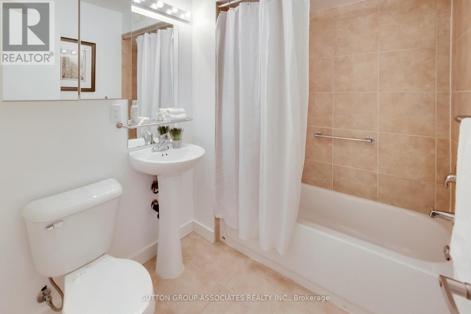 80a Robina Avenue, Toronto, Ontario  M6C 3Y7 - Photo 33 - C13028578