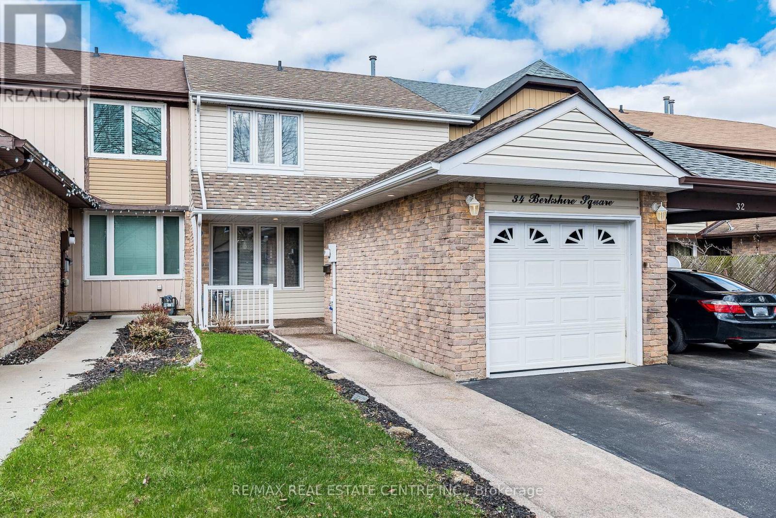 34 Berkshire Square, Brampton, Ontario  L6Z 1N4 - Photo 2 - W13028520