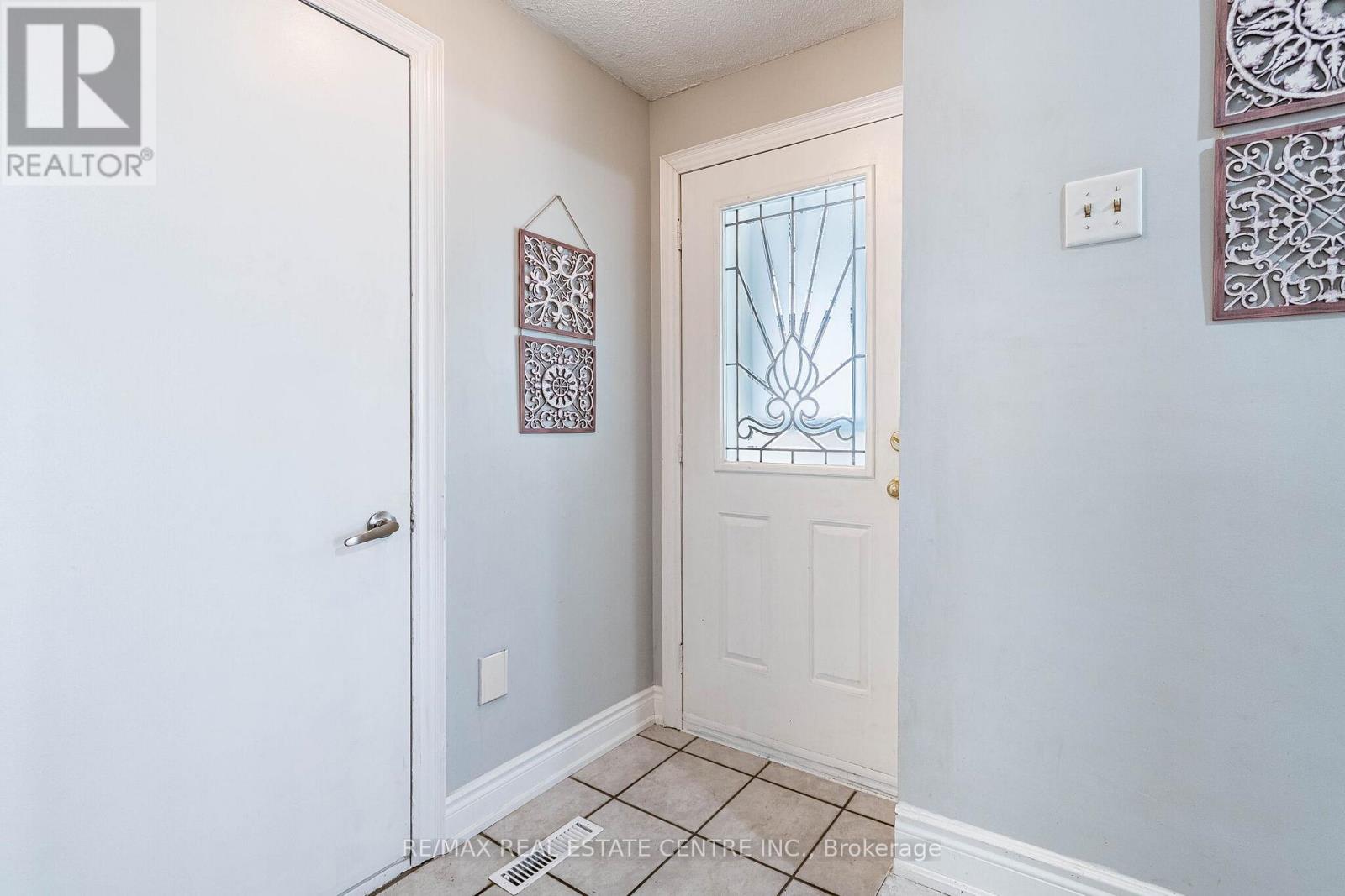 34 Berkshire Square, Brampton, Ontario  L6Z 1N4 - Photo 4 - W13028520