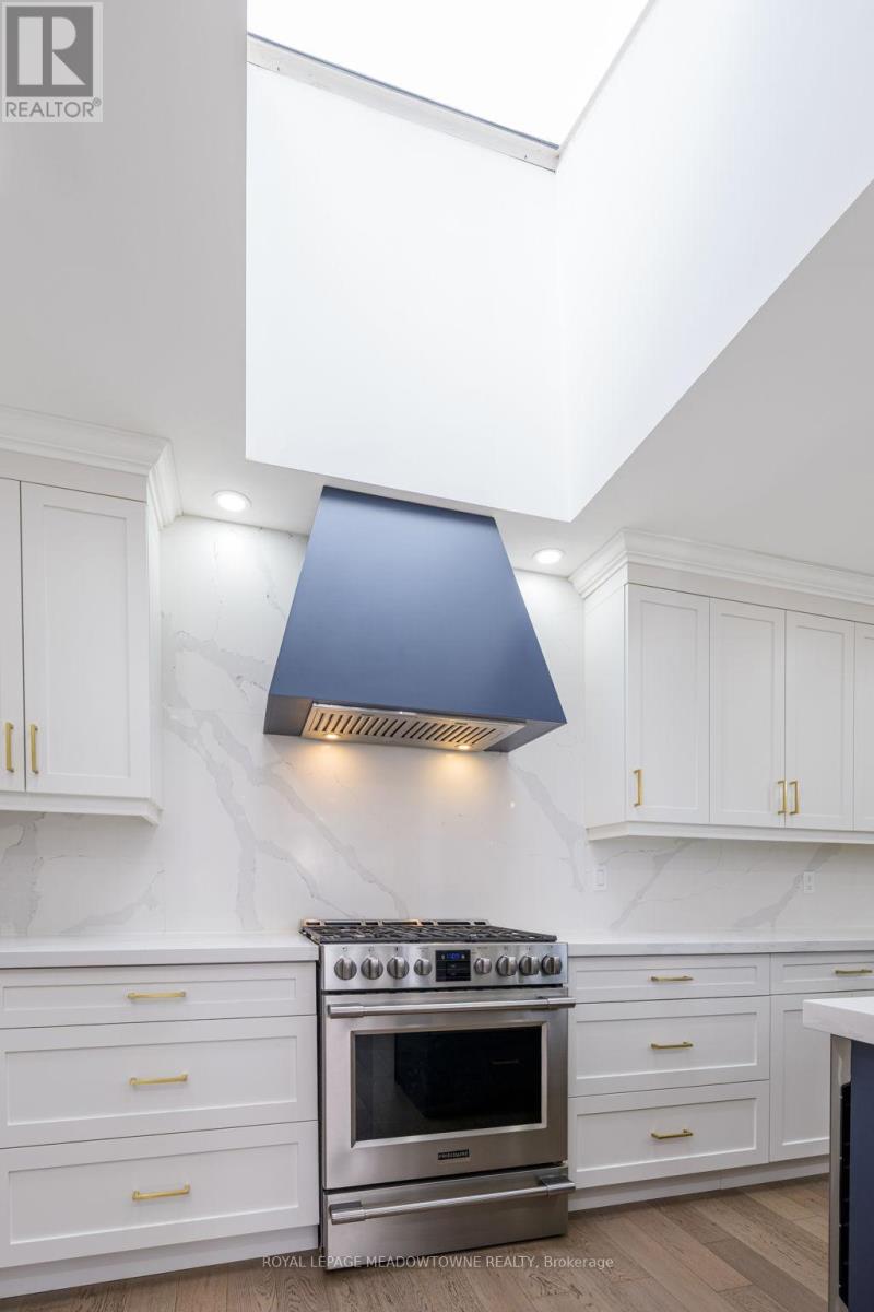 4 Chipper Court, Halton Hills, Ontario  L7G 1L3 - Photo 12 - W13028532