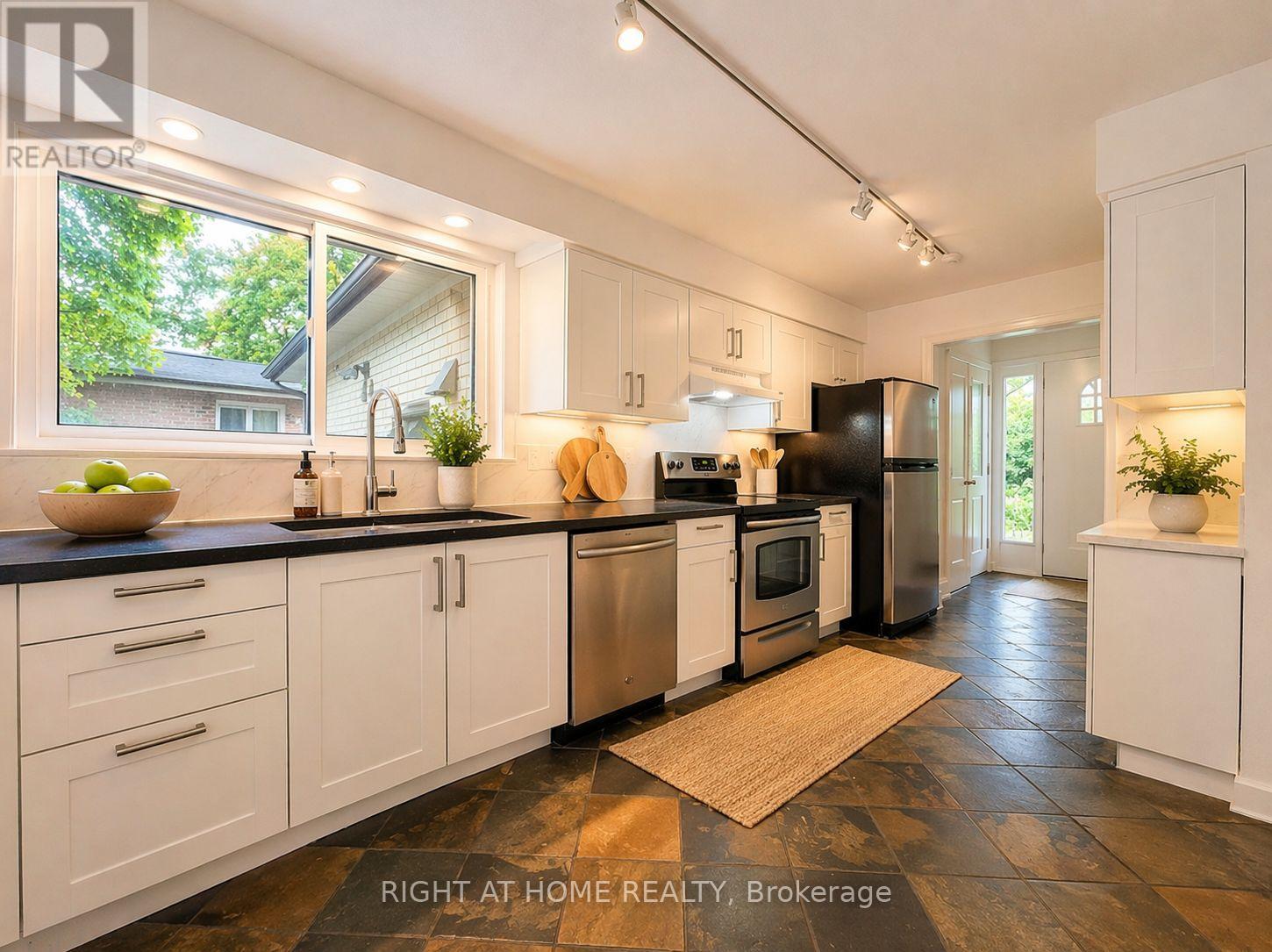 15 Foursome Crescent, Toronto, Ontario  M2P 1W1 - Photo 5 - C13028612