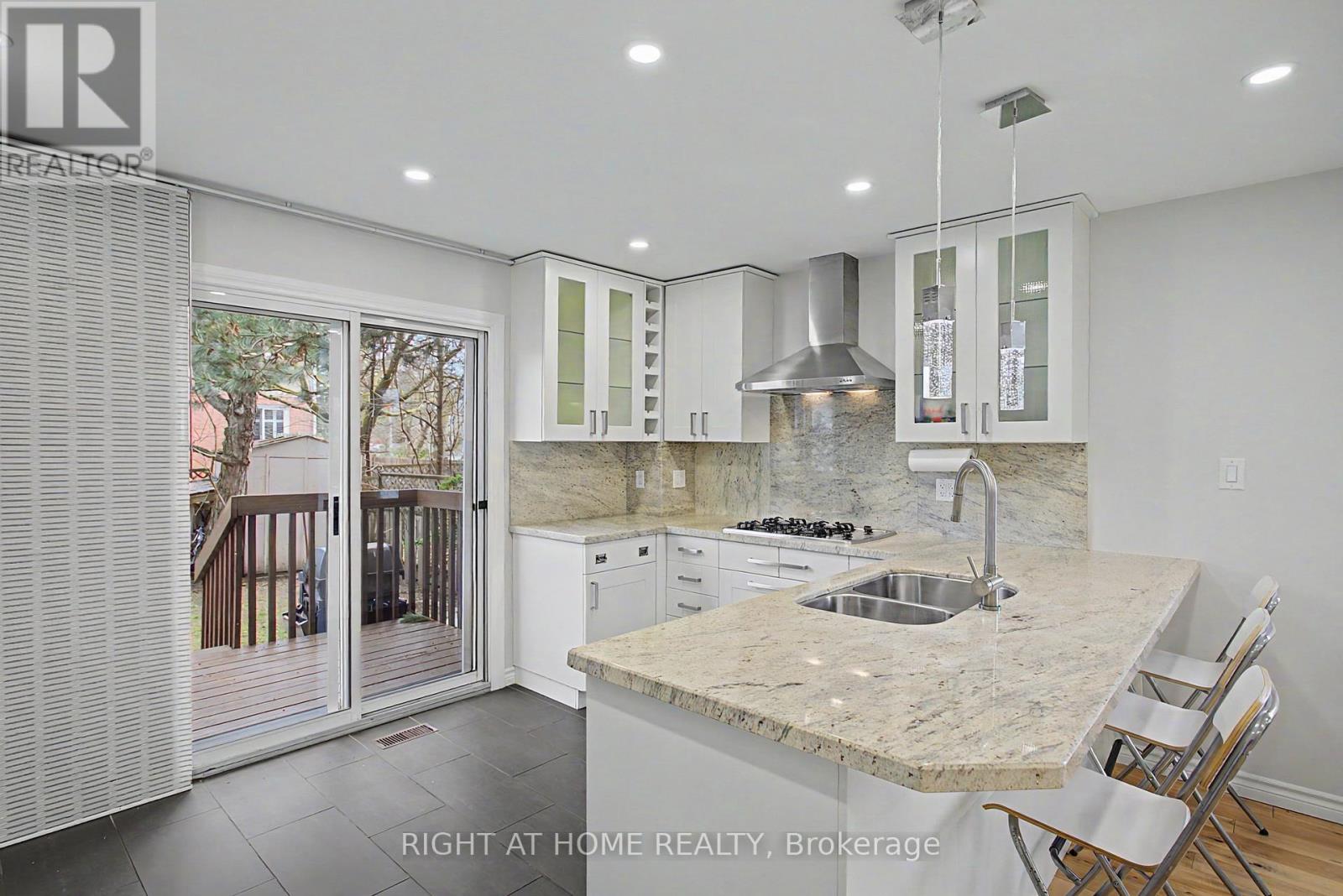 71 Avenue Road, Richmond Hill, Ontario  L4C 9N6 - Photo 3 - N13028618