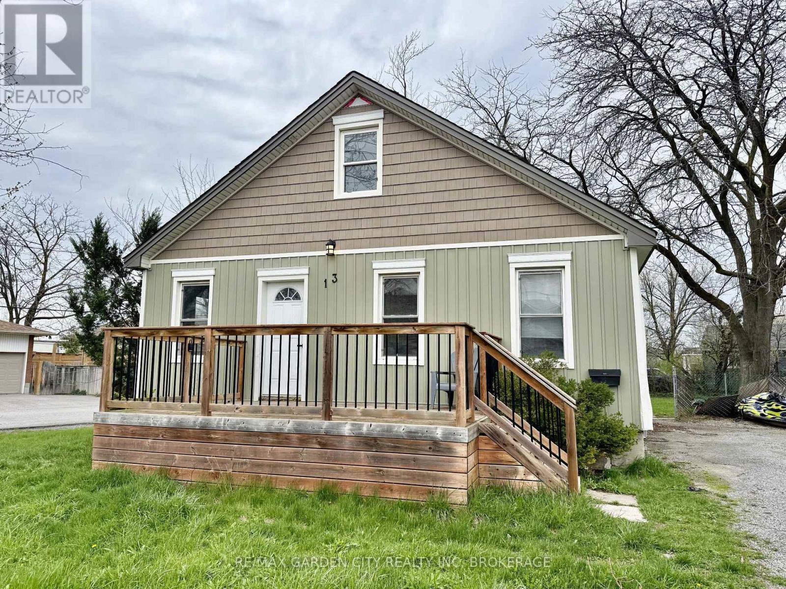 13 Rockwood Avenue, St. Catharines, Ontario  L2P 1E4 - Photo 1 - X12820832