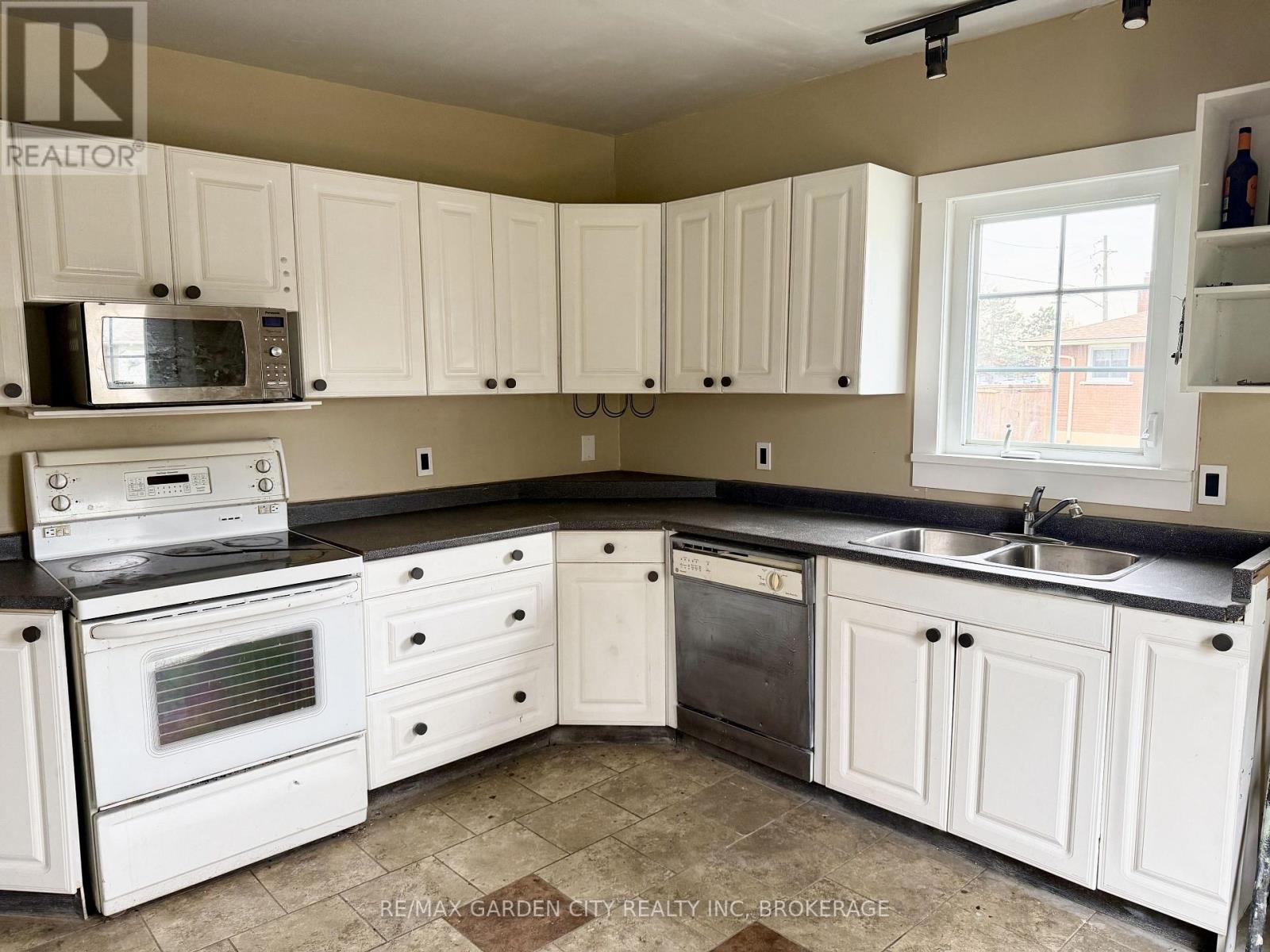 13 Rockwood Avenue, St. Catharines, Ontario  L2P 1E4 - Photo 14 - X12820832