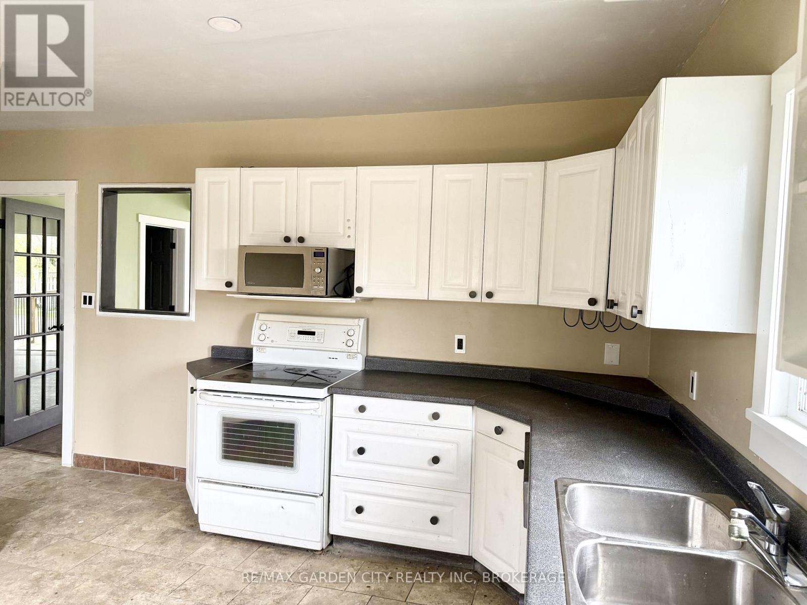 13 Rockwood Avenue, St. Catharines, Ontario  L2P 1E4 - Photo 13 - X12820832