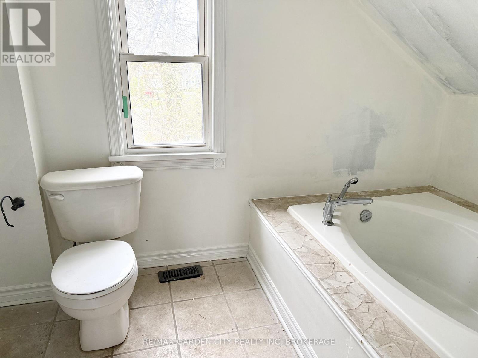 13 Rockwood Avenue, St. Catharines, Ontario  L2P 1E4 - Photo 24 - X12820832