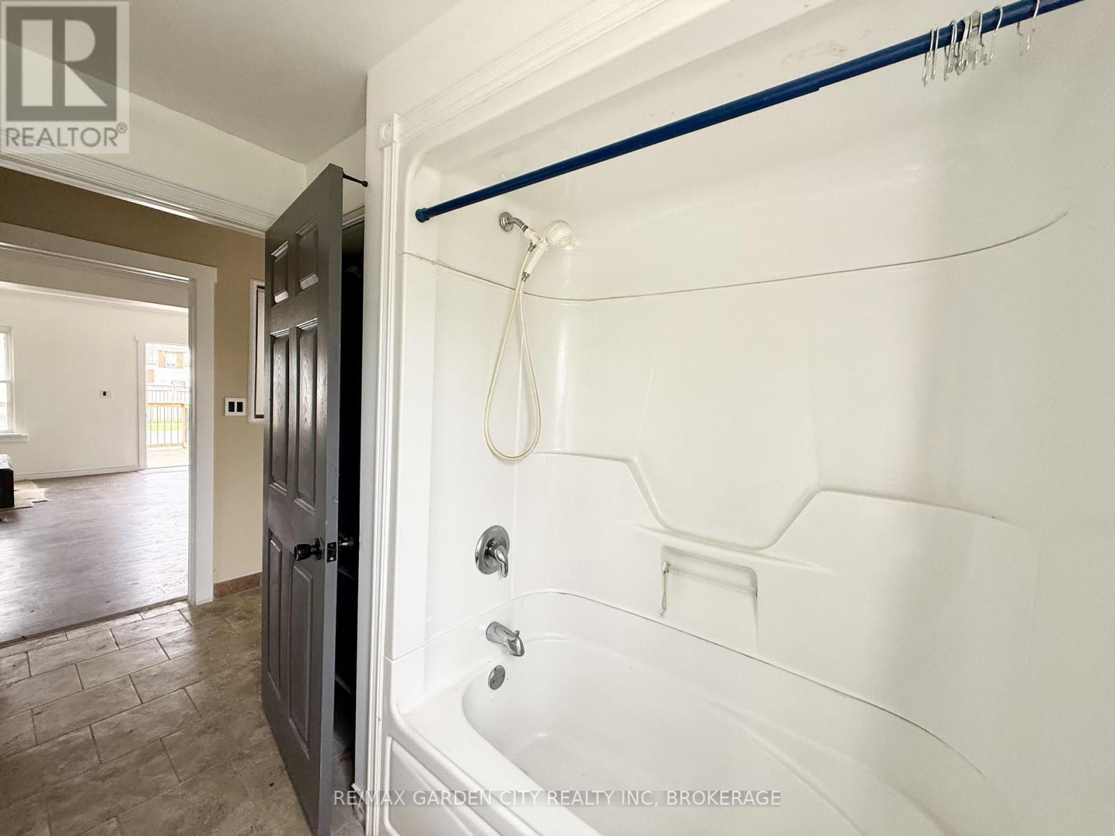 13 Rockwood Avenue, St. Catharines, Ontario  L2P 1E4 - Photo 17 - X12820832