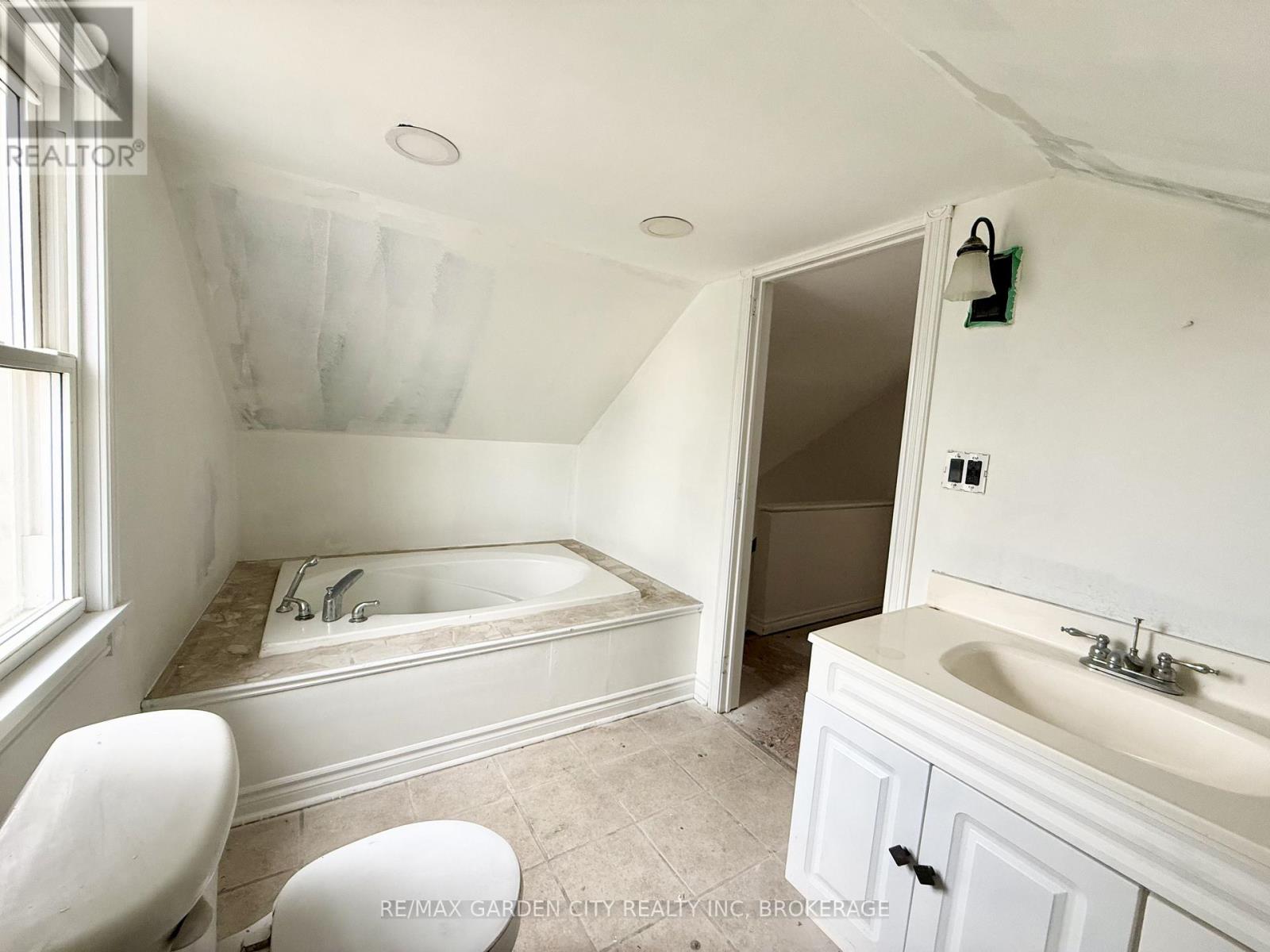 13 Rockwood Avenue, St. Catharines, Ontario  L2P 1E4 - Photo 23 - X12820832