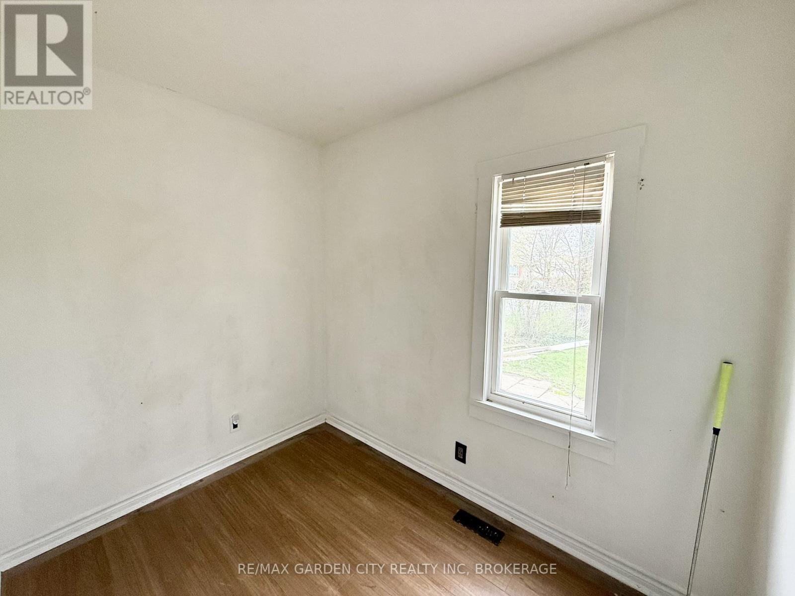 13 Rockwood Avenue, St. Catharines, Ontario  L2P 1E4 - Photo 18 - X12820832