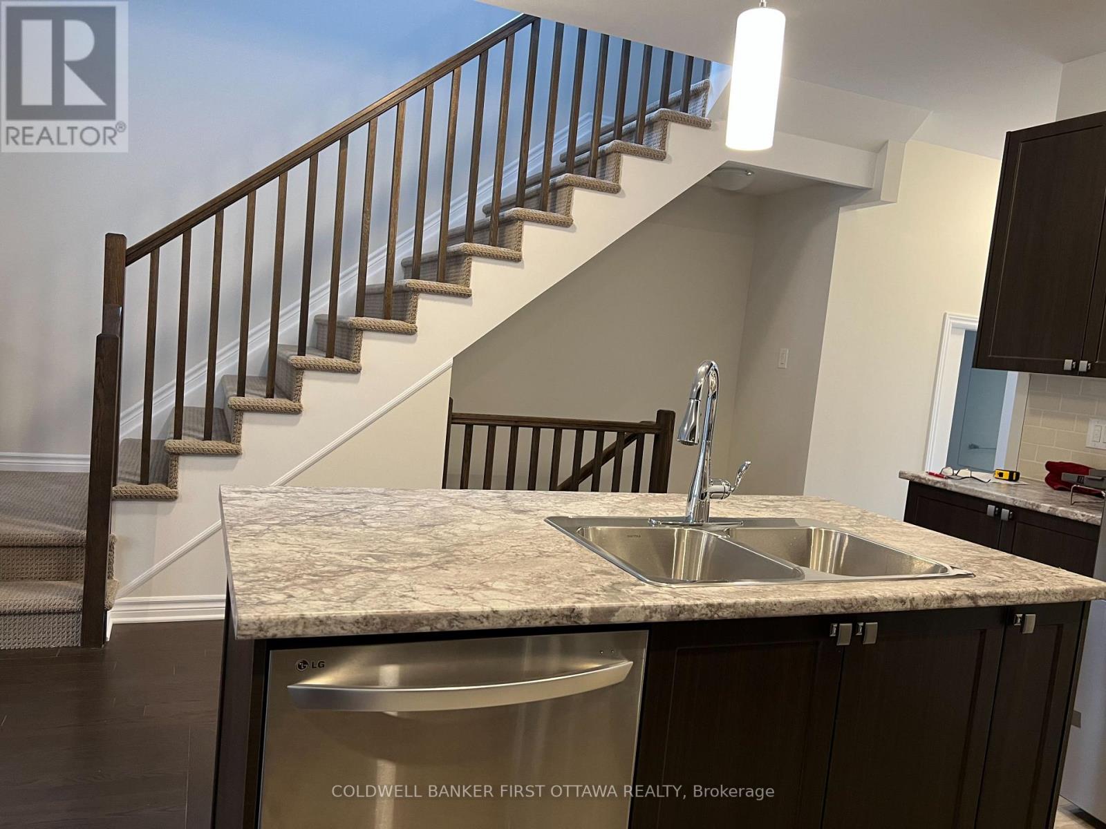 17 Atop Lane, Ottawa, Ontario  K1X 0H2 - Photo 10 - X13028746