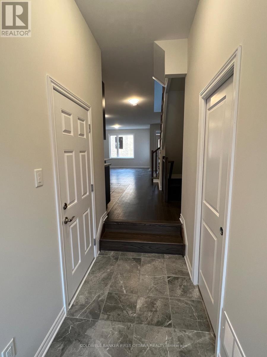 17 Atop Lane, Ottawa, Ontario  K1X 0H2 - Photo 2 - X13028746