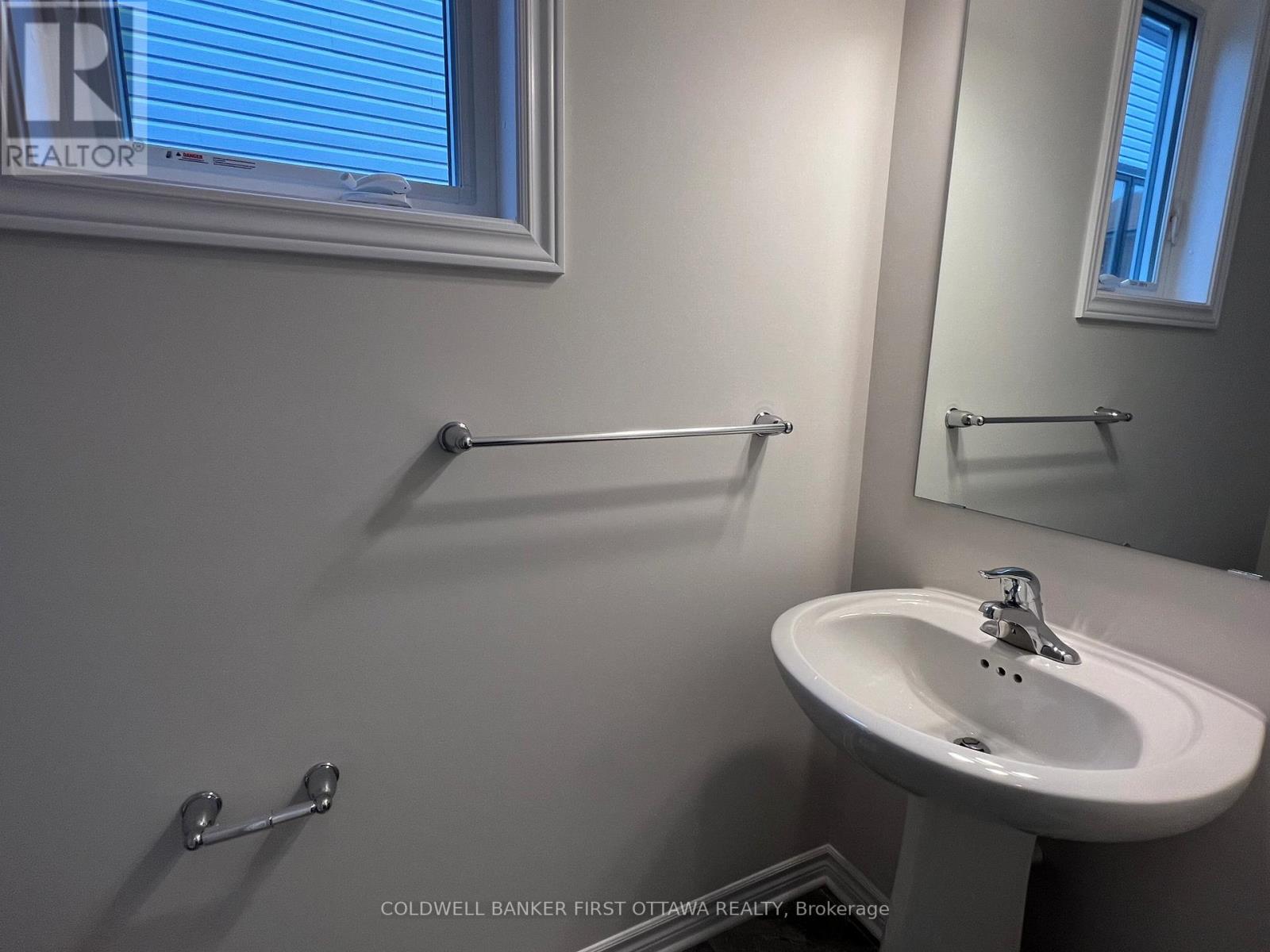 17 Atop Lane, Ottawa, Ontario  K1X 0H2 - Photo 3 - X13028746