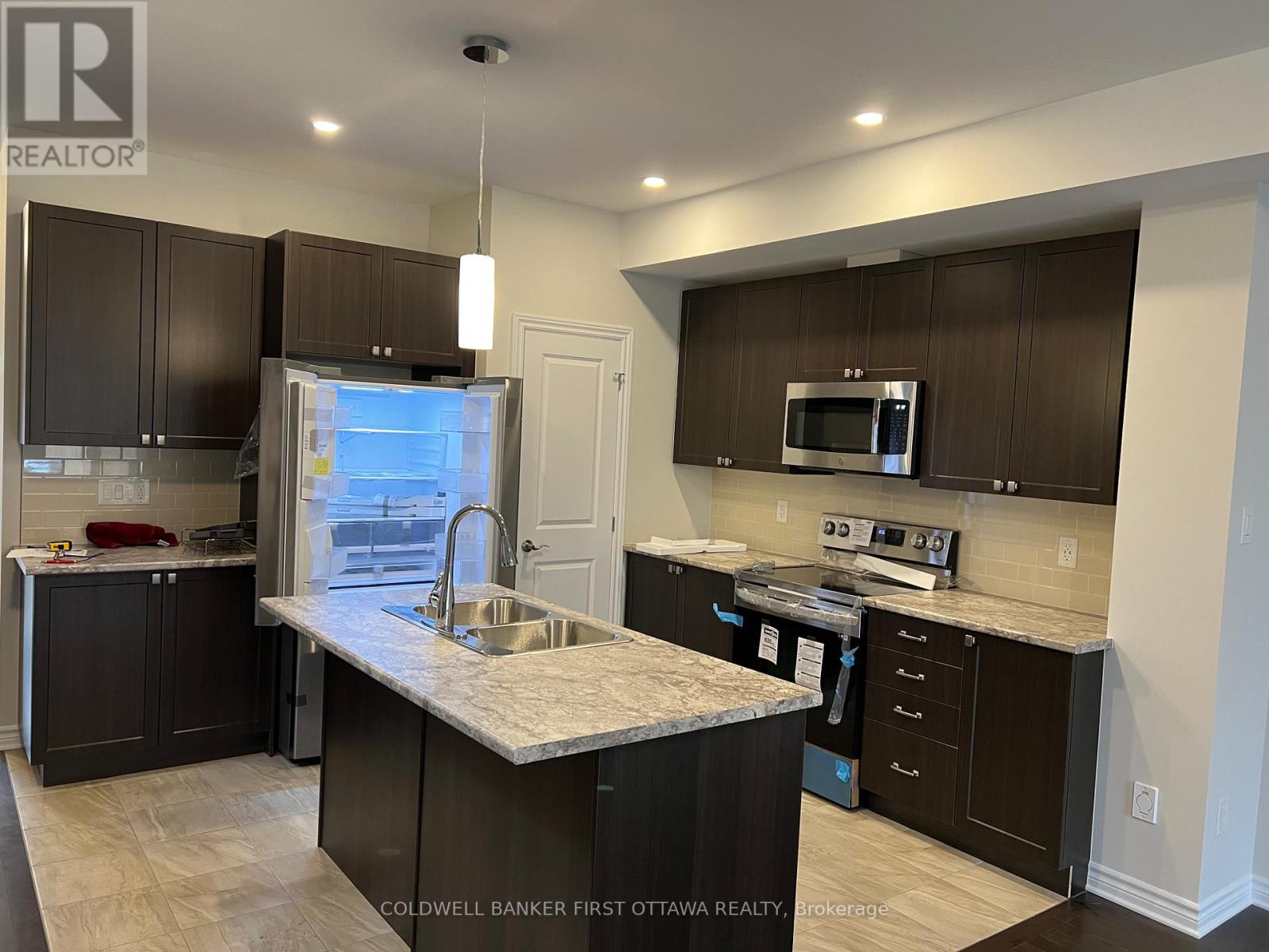 17 Atop Lane, Ottawa, Ontario  K1X 0H2 - Photo 7 - X13028746