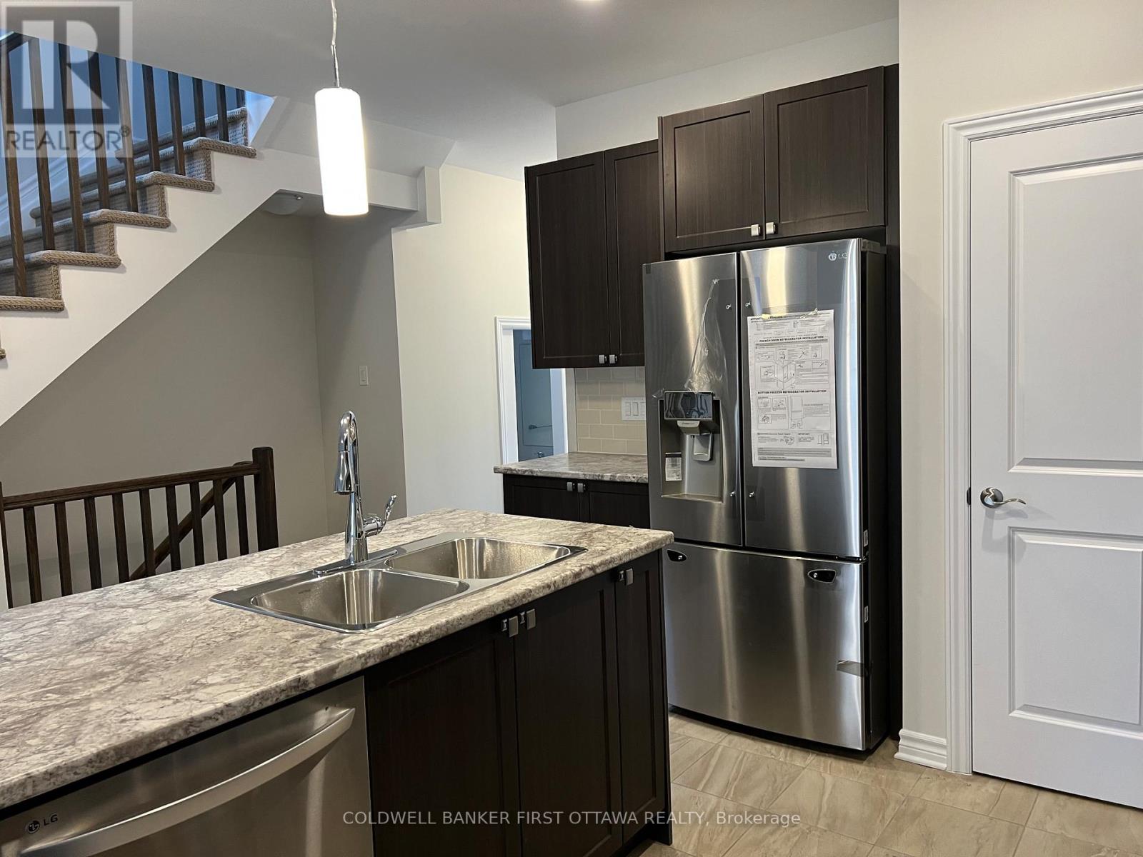 17 Atop Lane, Ottawa, Ontario  K1X 0H2 - Photo 8 - X13028746