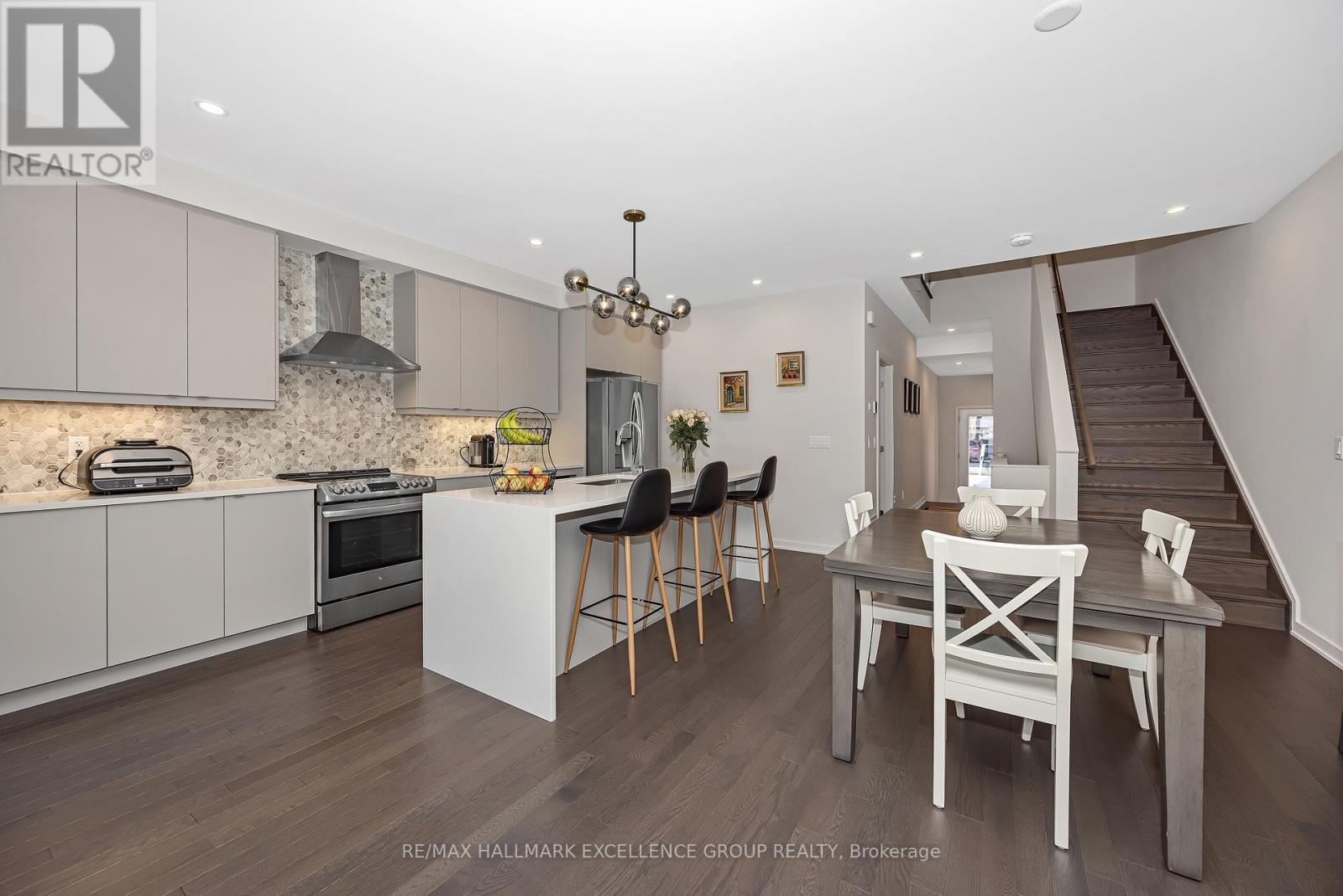 677 Honeydew Street, Ottawa, Ontario  K1X 0K5 - Photo 3 - X13028814