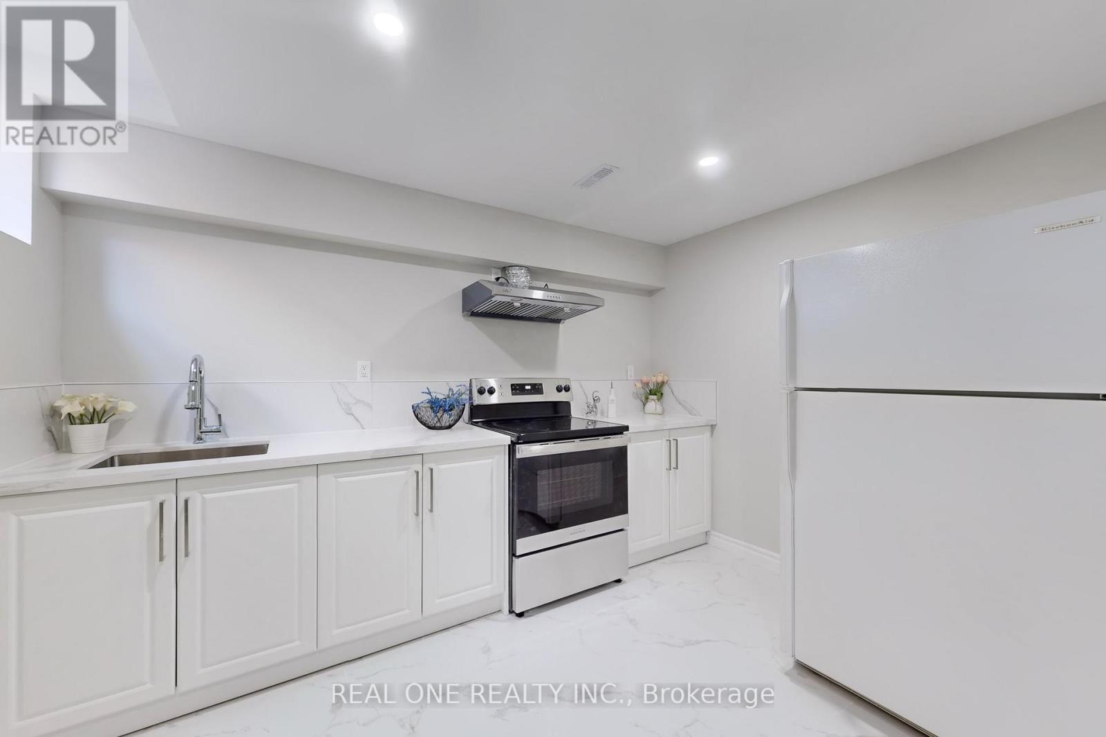 27 Gladiola Court E, Whitby, Ontario  L1R 1N8 - Photo 2 - E13028704