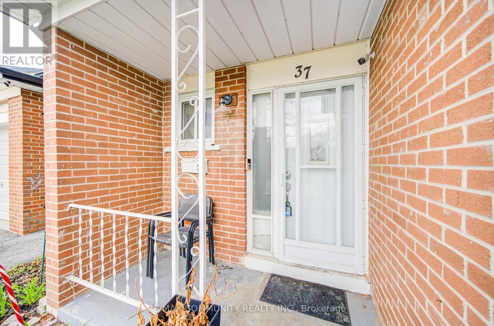 37 Vodden Court, Brampton, Ontario  L6V 2V7 - Photo 4 - W13019636