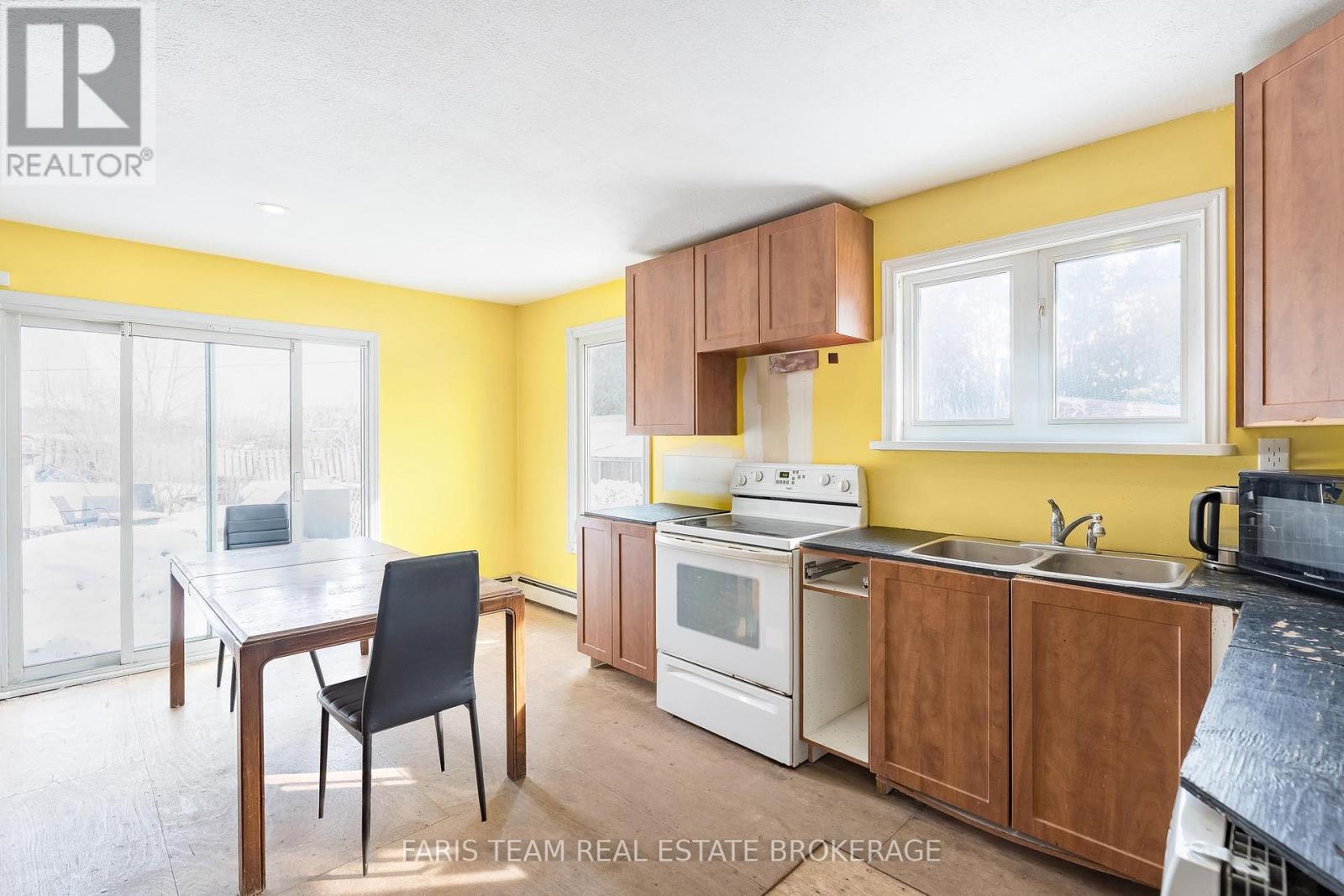 1008 Rainbow Valley Road W, Springwater, Ontario  L0L 2K0 - Photo 5 - S13028720