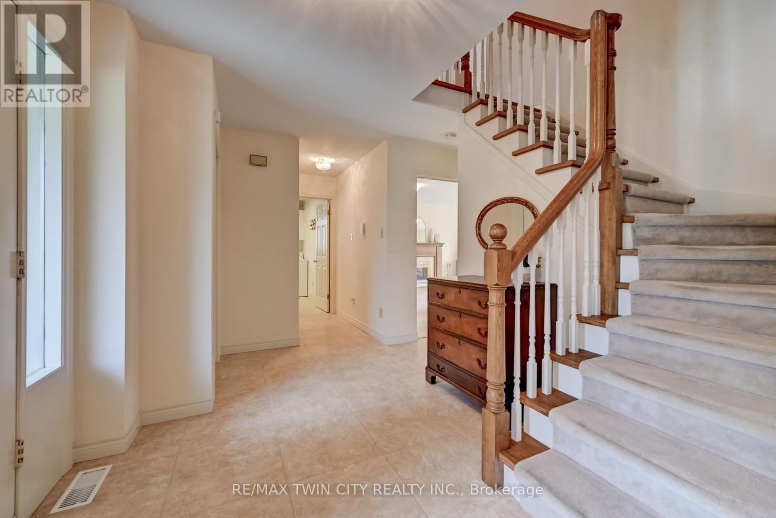 285 Magnolia Place, Waterloo, Ontario  N2V 2A3 - Photo 4 - X13028718