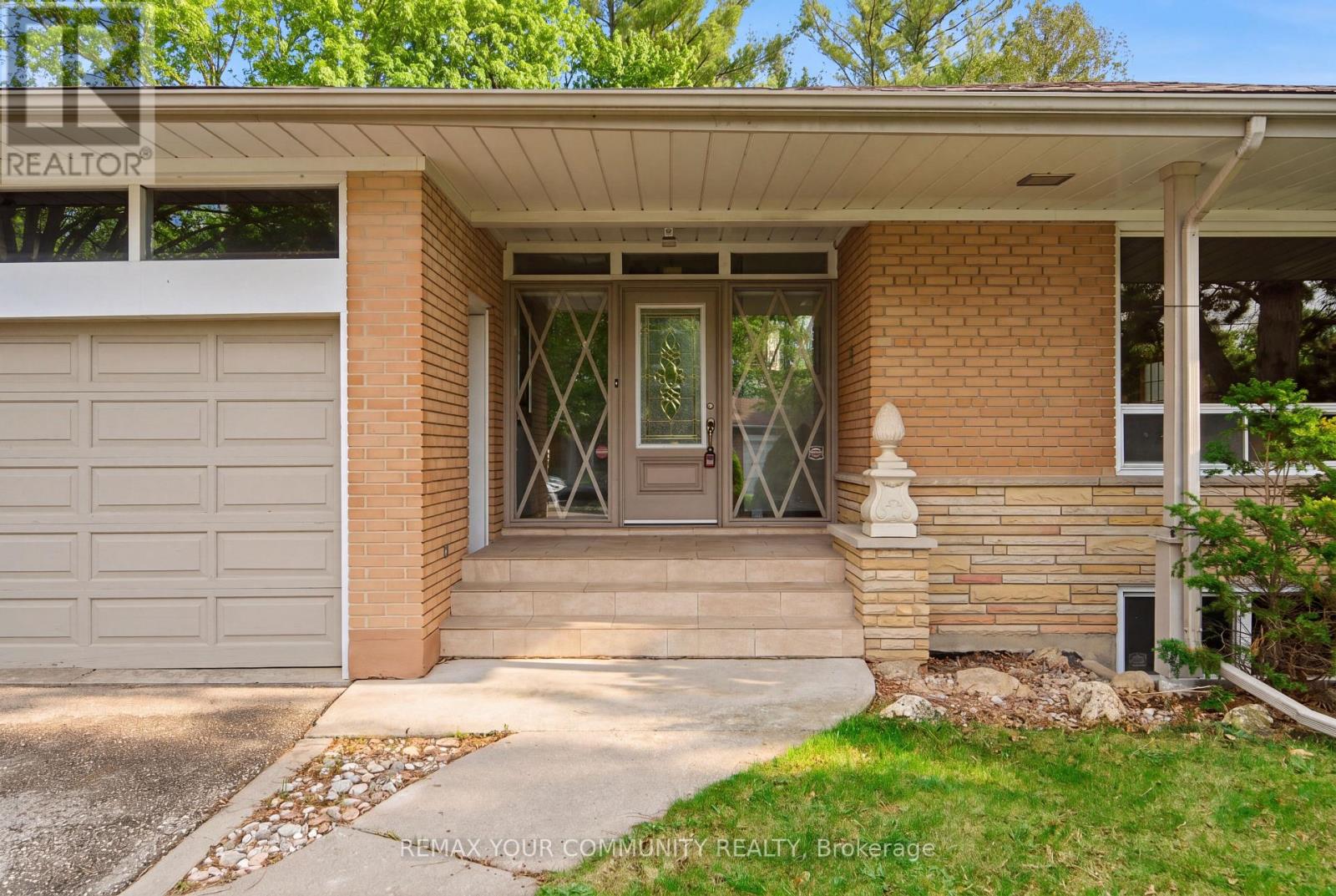 11 Grovetree Road, Toronto, Ontario  M9V 2Y1 - Photo 4 - W12709234