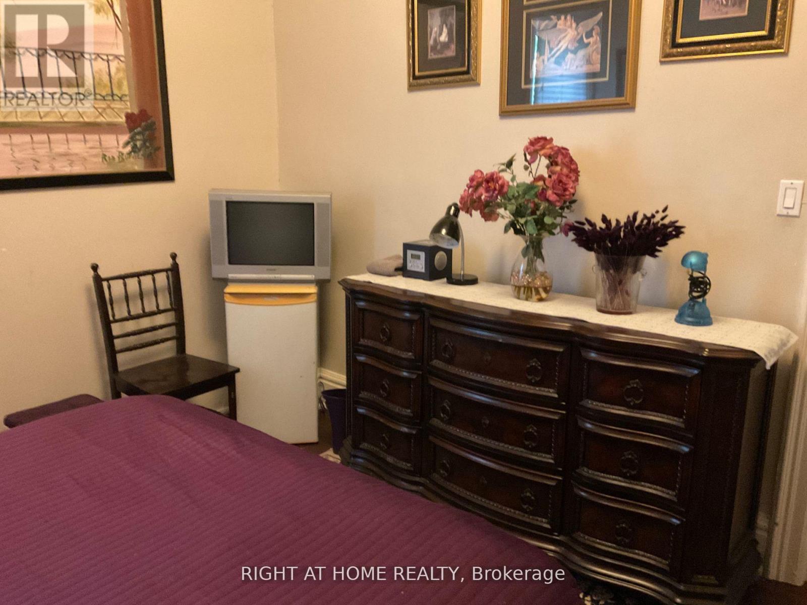 Room D - 223 Beverley Street, Toronto, Ontario  M5T 1Z4 - Photo 3 - C13028954