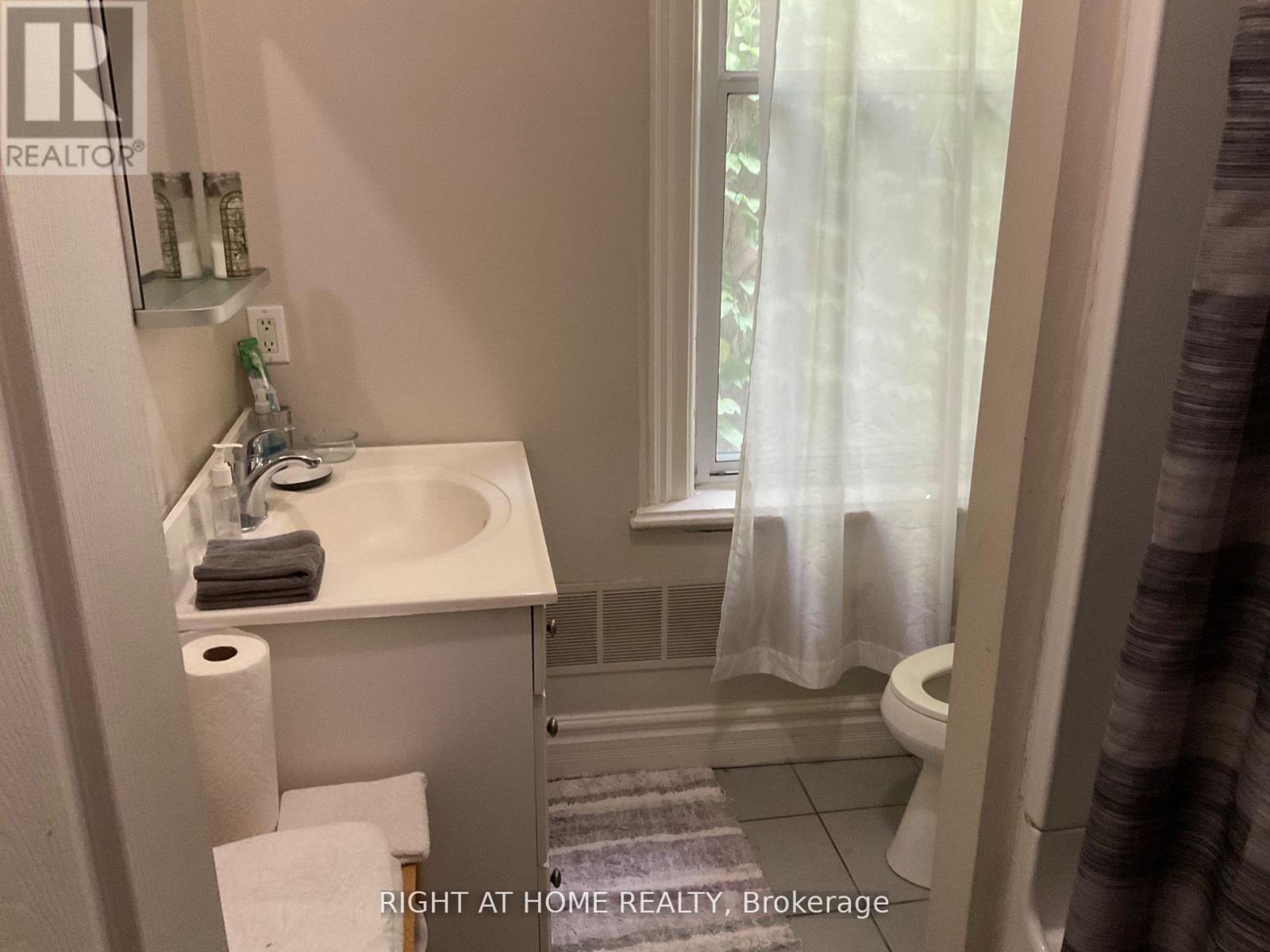 Room D - 223 Beverley Street, Toronto, Ontario  M5T 1Z4 - Photo 4 - C13028954