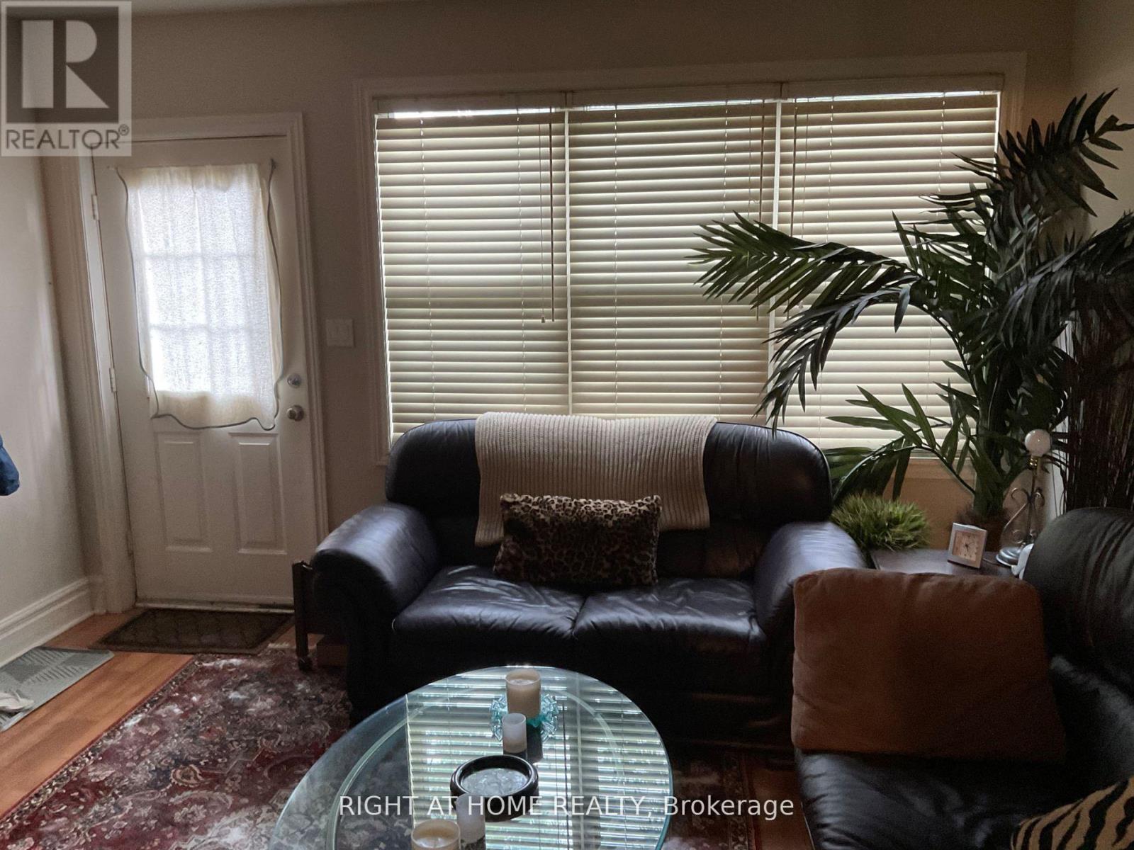 Room D - 223 Beverley Street, Toronto, Ontario  M5T 1Z4 - Photo 5 - C13028954