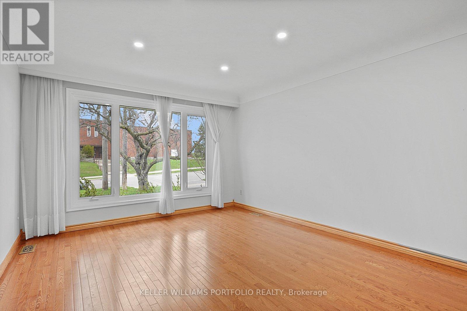 68 Athabasca Street, Oshawa, Ontario  L1H 7H6 - Photo 4 - E13029048