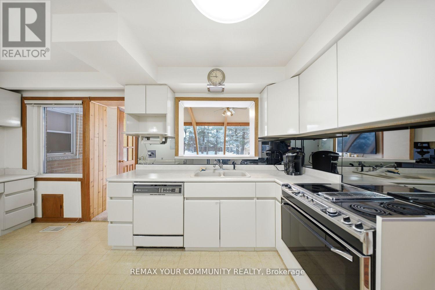 11 Grovetree Road, Toronto, Ontario  M9V 2Y1 - Photo 15 - W12709234