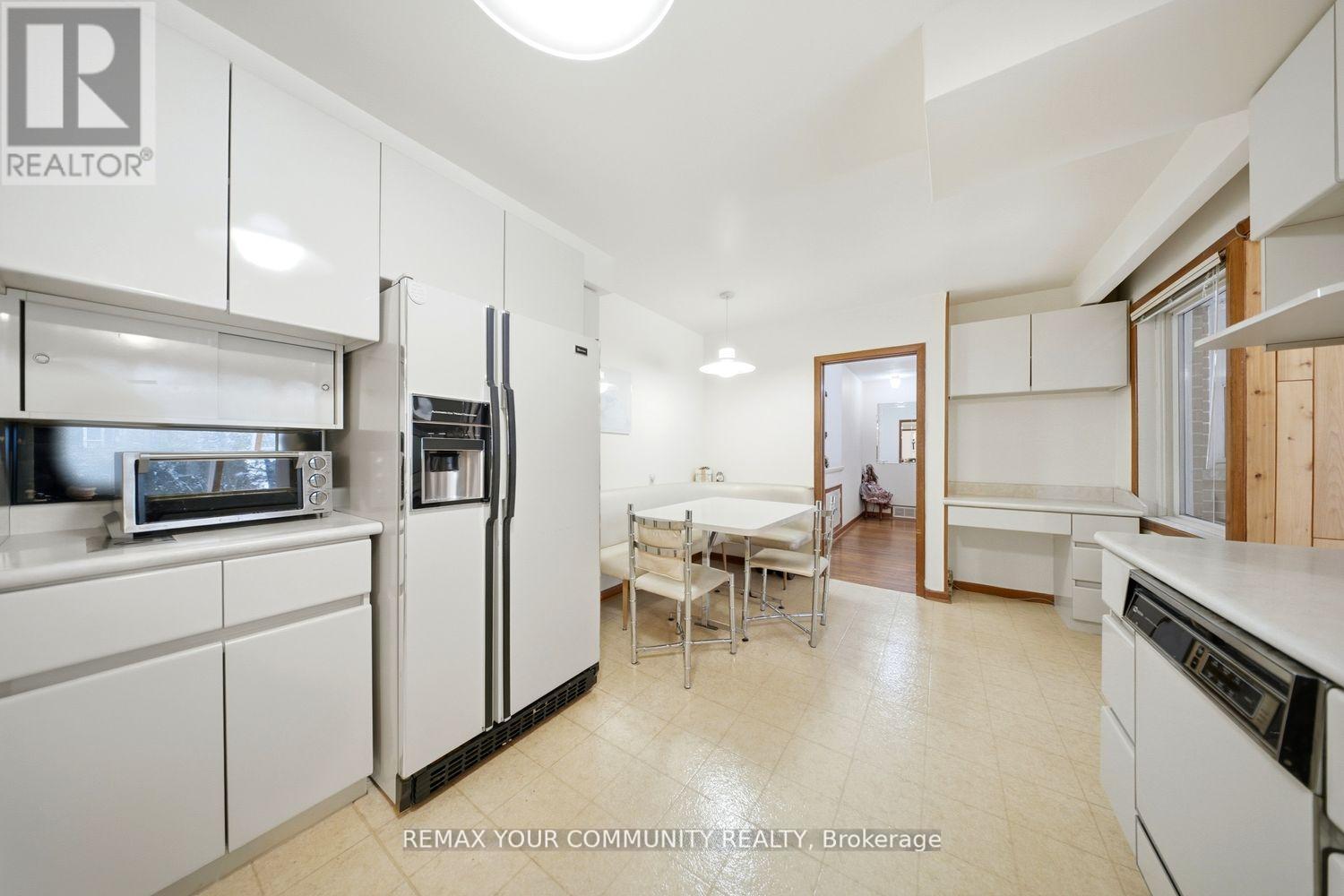 11 Grovetree Road, Toronto, Ontario  M9V 2Y1 - Photo 14 - W12709234