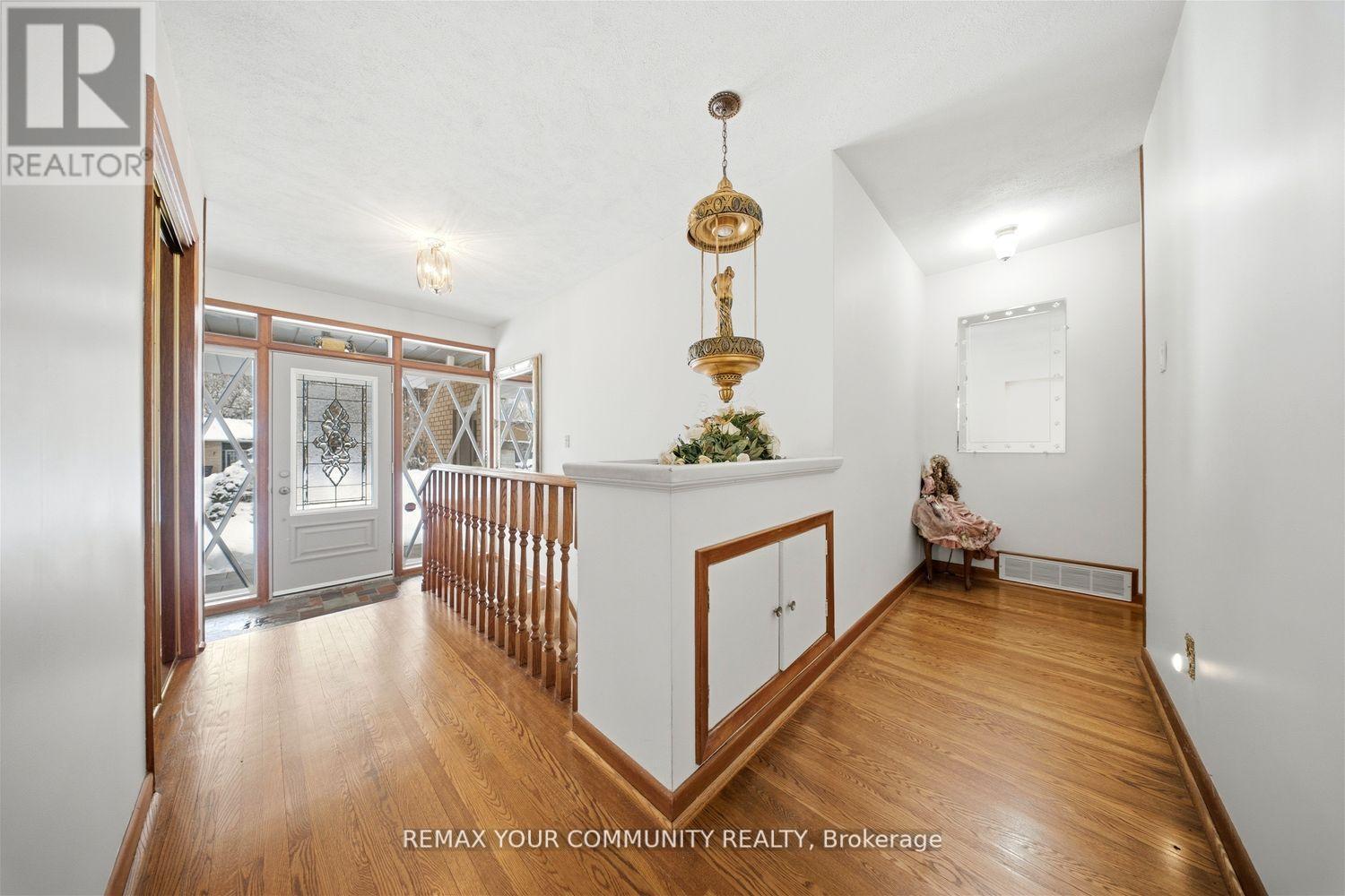 11 Grovetree Road, Toronto, Ontario  M9V 2Y1 - Photo 7 - W12709234