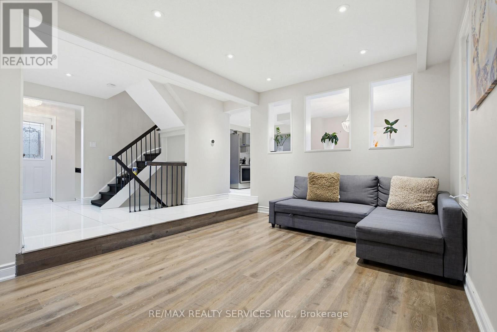 2545 Folkway Drive, Mississauga, Ontario  L5L 2J9 - Photo 14 - W13028878