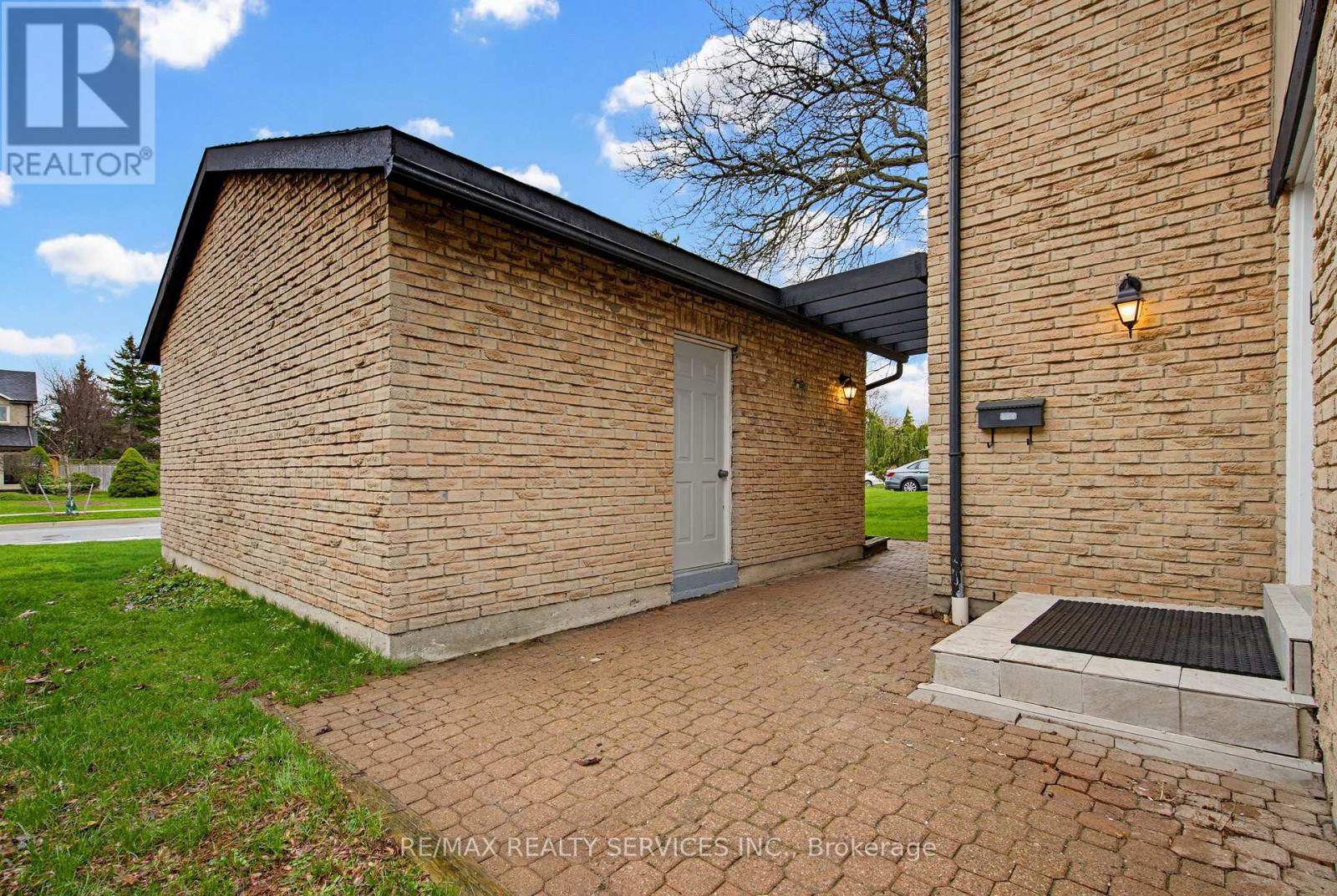 2545 Folkway Drive, Mississauga, Ontario  L5L 2J9 - Photo 4 - W13028878