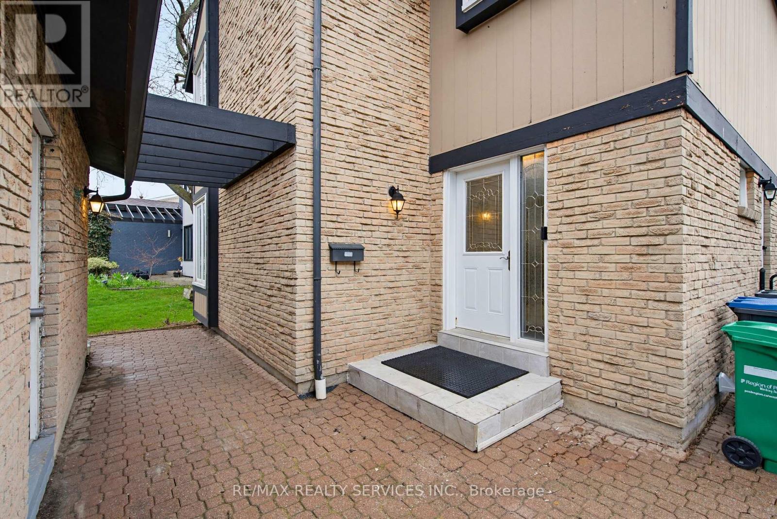 2545 Folkway Drive, Mississauga, Ontario  L5L 2J9 - Photo 5 - W13028878