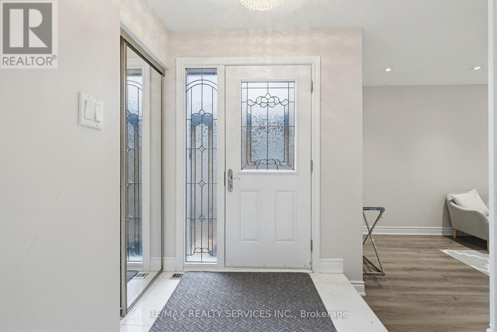 2545 Folkway Drive, Mississauga, Ontario  L5L 2J9 - Photo 6 - W13028878