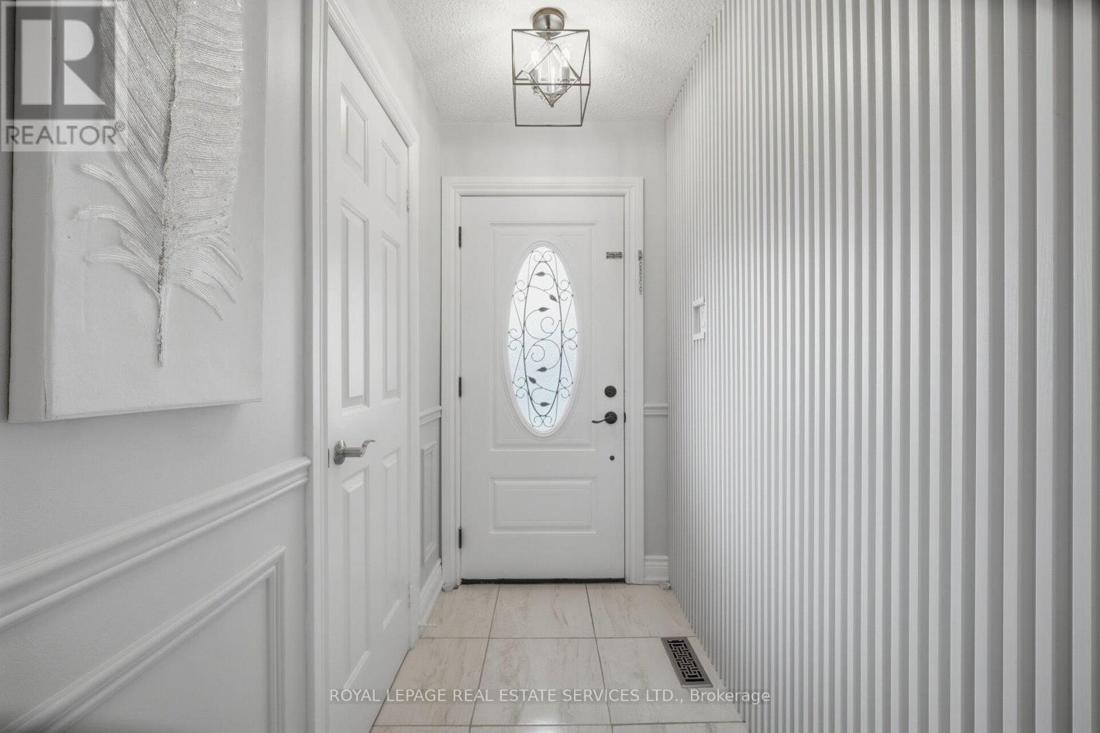 4679 Drakestone Crescent, Mississauga, Ontario  L5R 1K7 - Photo 4 - W13028956