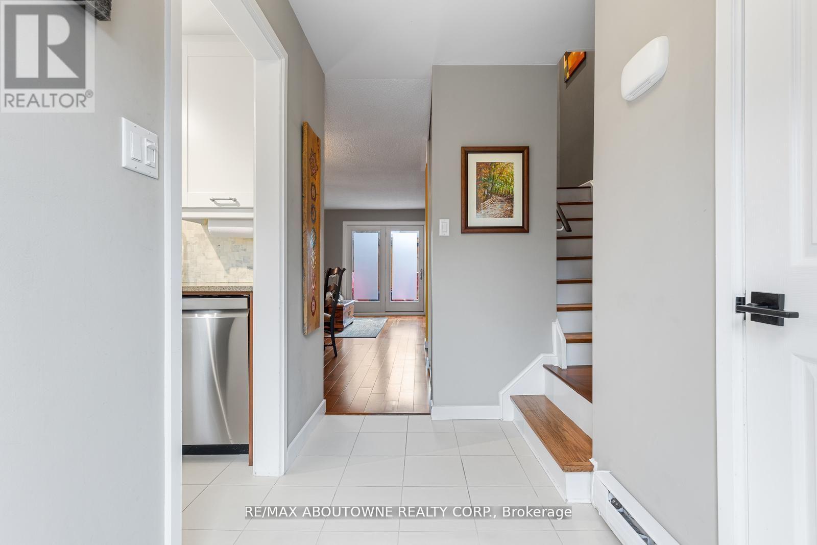 71 Sarah Lane, Oakville, Ontario  L6L 3V2 - Photo 4 - W13029064