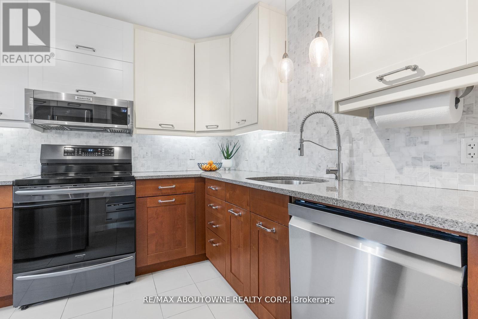 71 Sarah Lane, Oakville, Ontario  L6L 3V2 - Photo 5 - W13029064