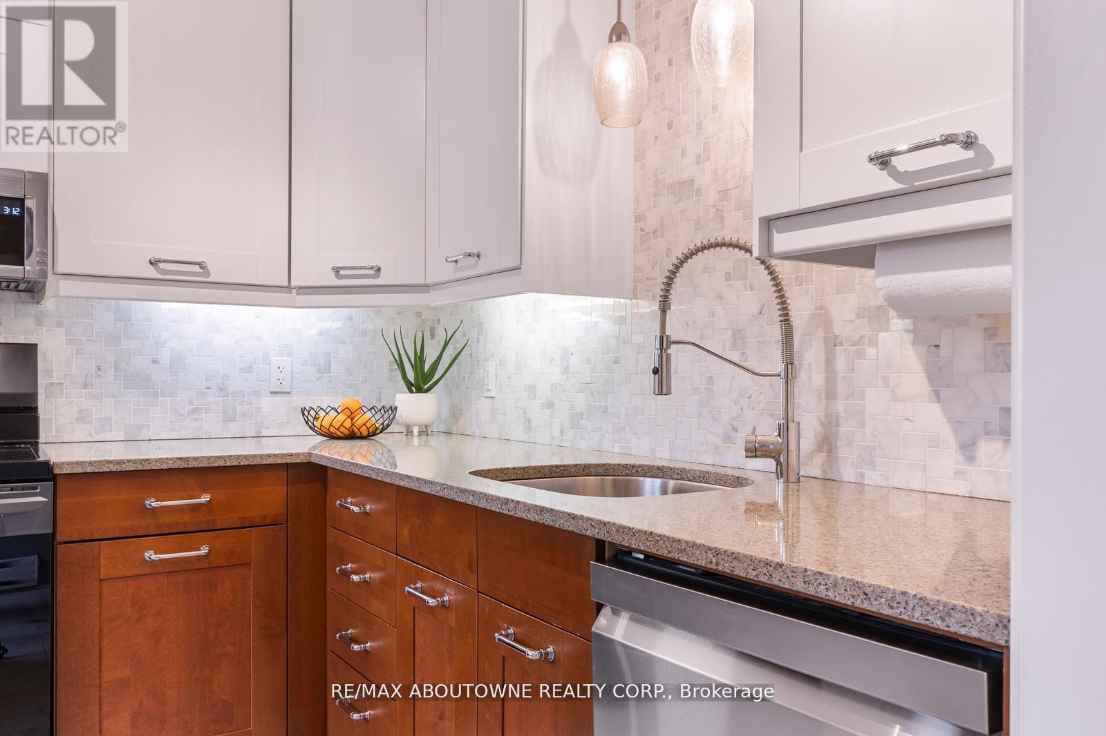 71 Sarah Lane, Oakville, Ontario  L6L 3V2 - Photo 6 - W13029064