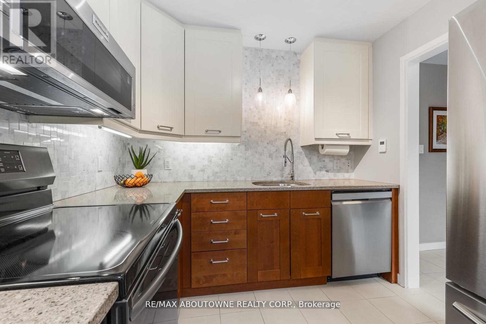 71 Sarah Lane, Oakville, Ontario  L6L 3V2 - Photo 8 - W13029064