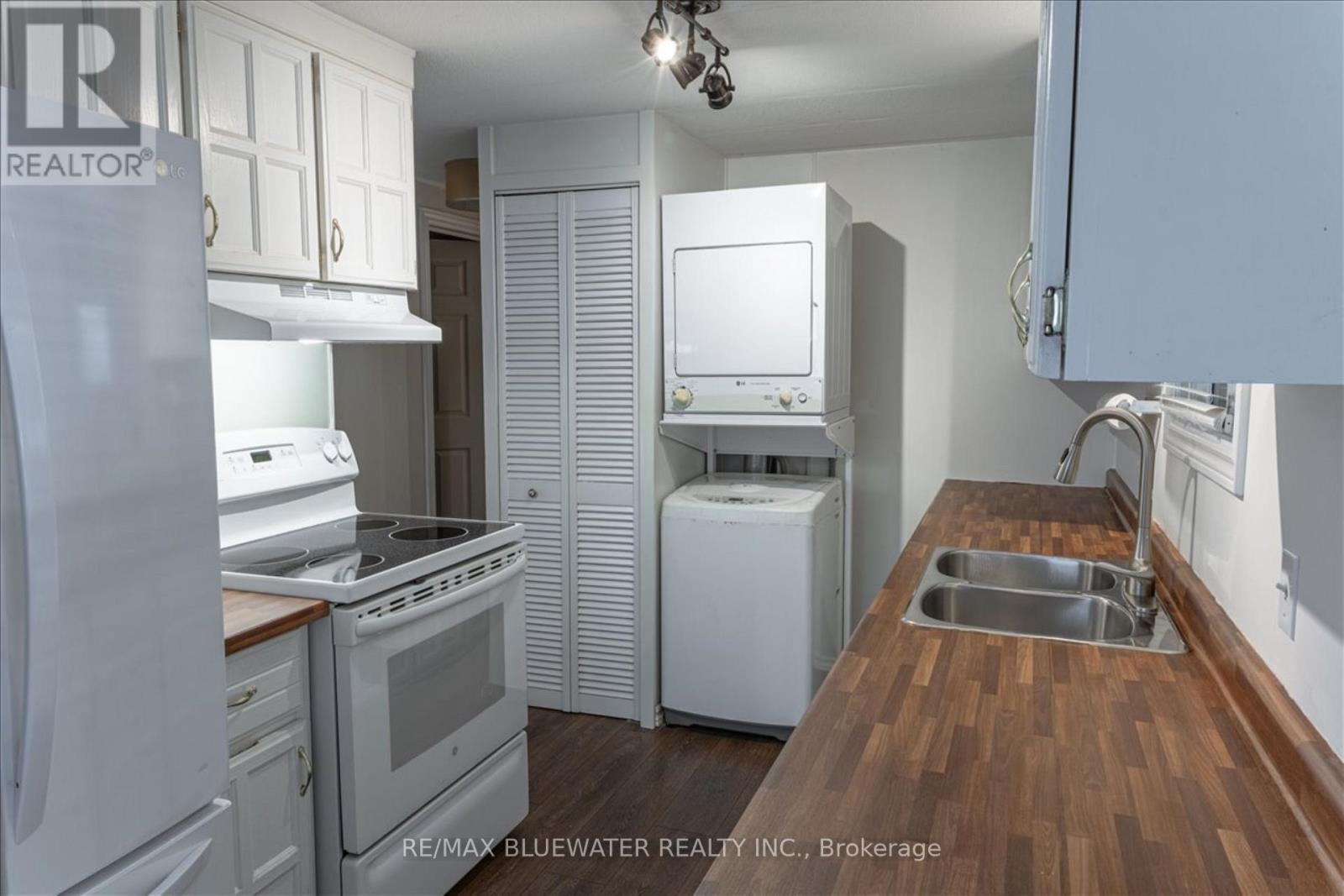 206 Biltmore Drive, South Huron, Ontario  N0M 1T0 - Photo 11 - X13029116