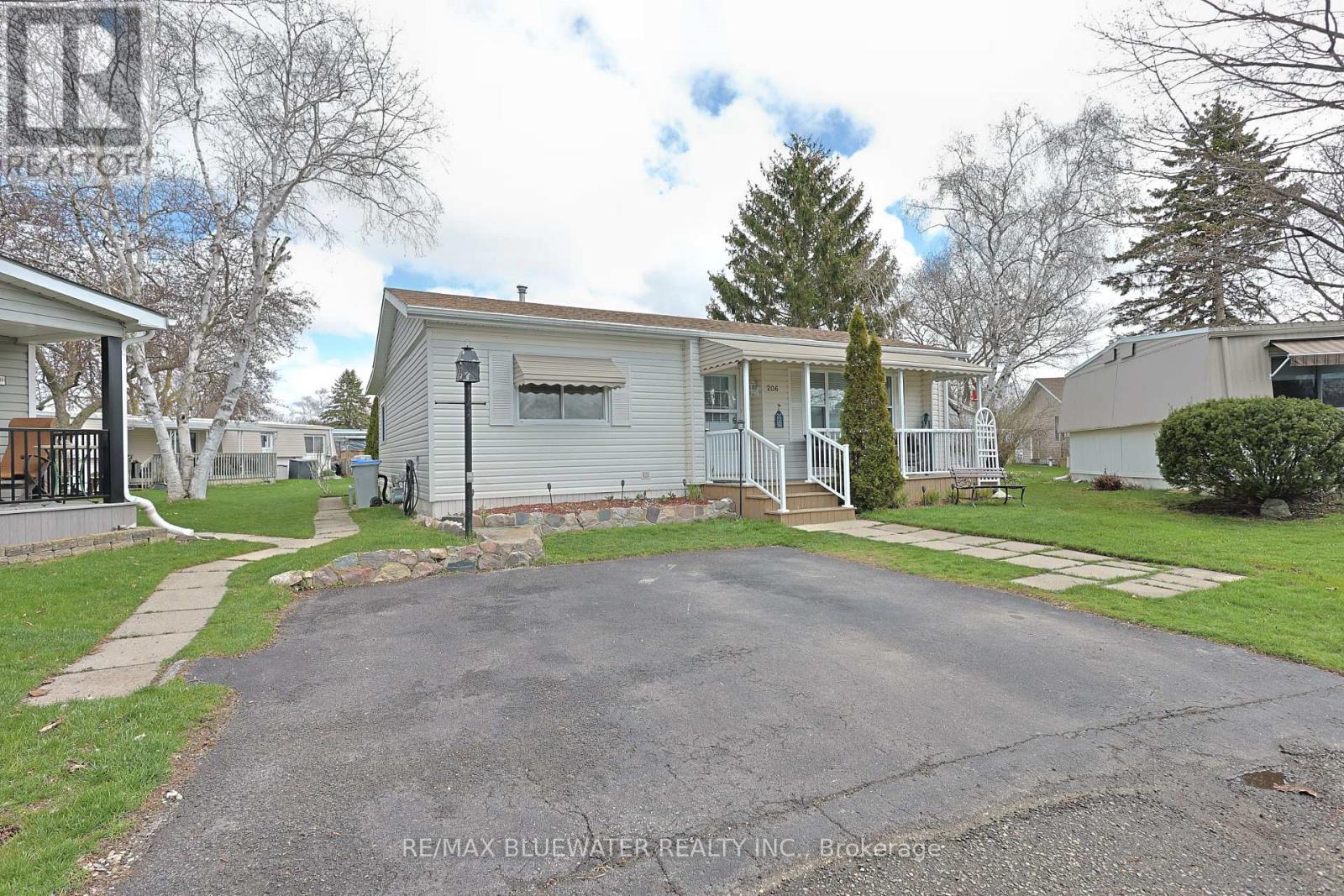 206 Biltmore Drive, South Huron, Ontario  N0M 1T0 - Photo 2 - X13029116