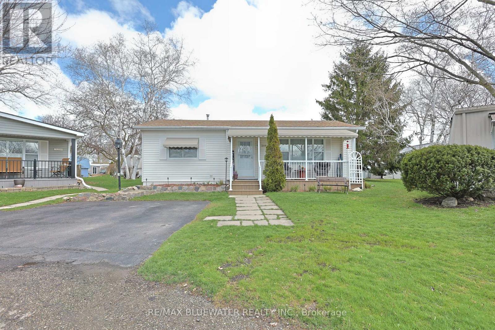 206 Biltmore Drive, South Huron, Ontario  N0M 1T0 - Photo 3 - X13029116