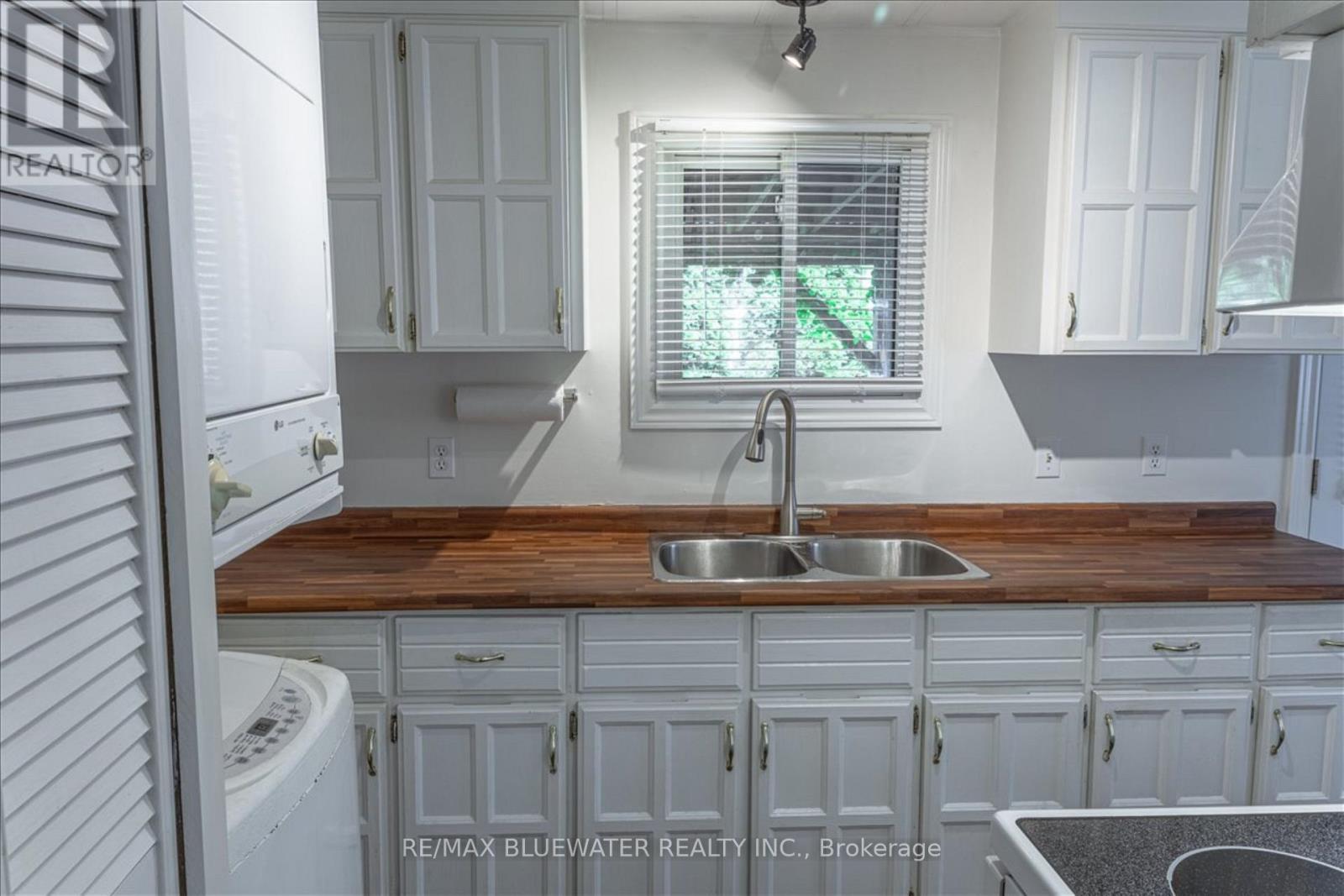 206 Biltmore Drive, South Huron, Ontario  N0M 1T0 - Photo 9 - X13029116