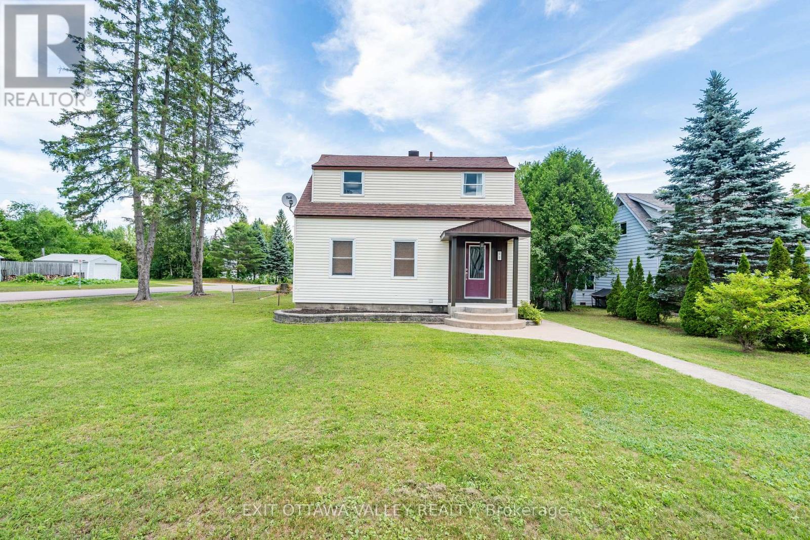 49 GLENDALE AVENUE, Deep River, Ontario