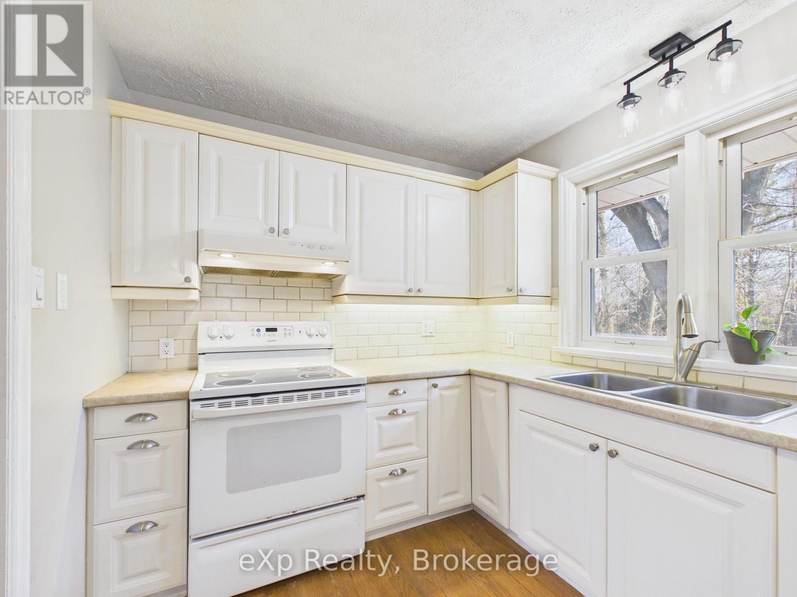 40 Johnstone Boulevard, Brockton, Ontario  N0G 2V0 - Photo 10 - X12939784