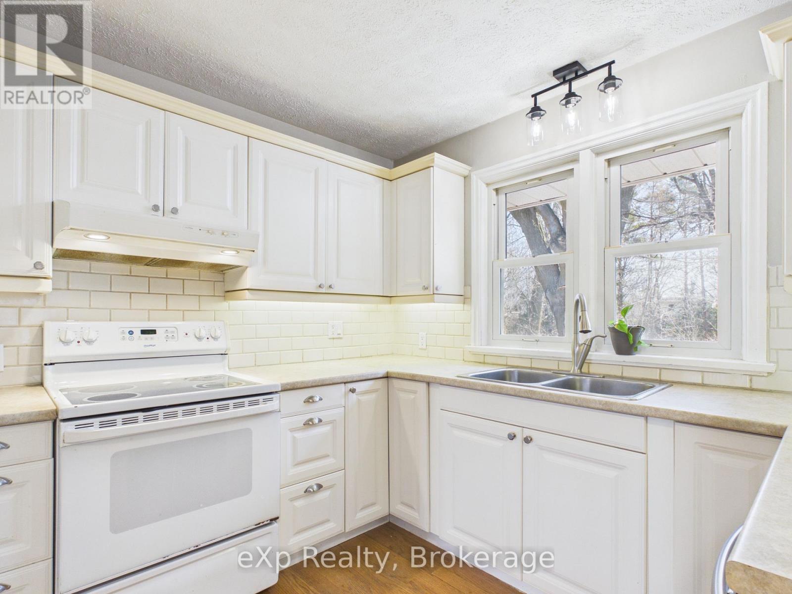 40 Johnstone Boulevard, Brockton, Ontario  N0G 2V0 - Photo 14 - X12939784