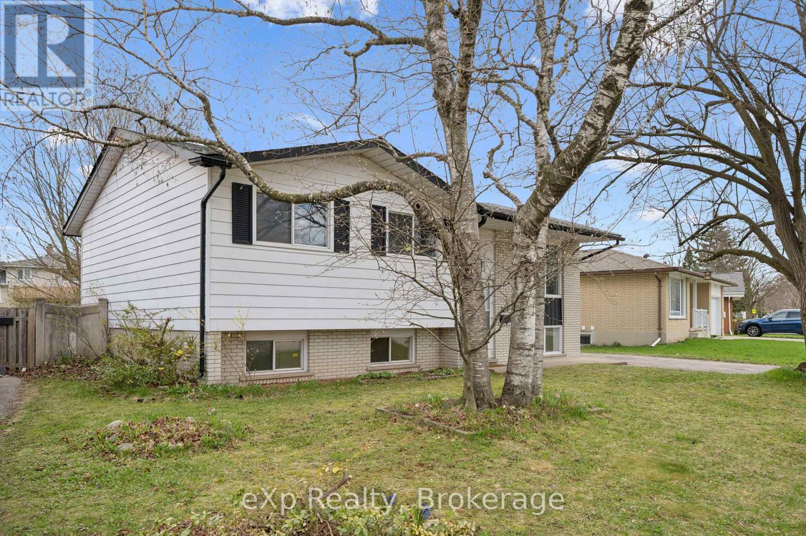 124 Montcalm Drive, Kitchener, Ontario  N2B 2R5 - Photo 2 - X13029274