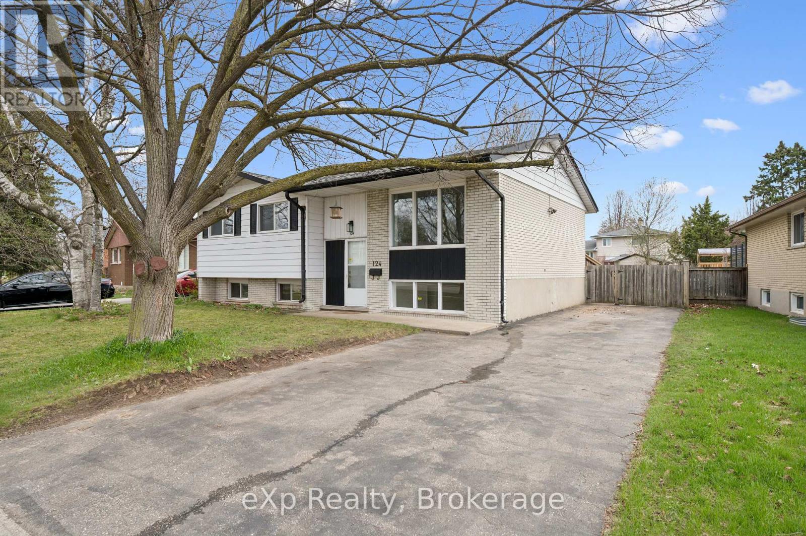 124 Montcalm Drive, Kitchener, Ontario  N2B 2R5 - Photo 3 - X13029274