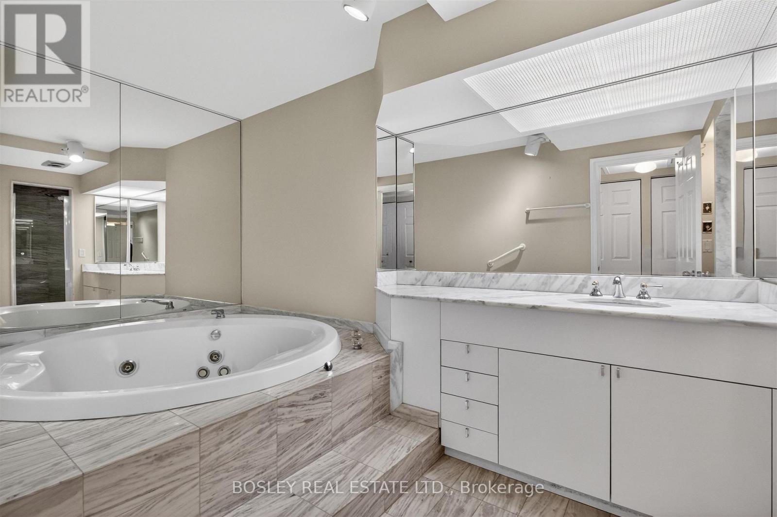 2207 - 175 Cumberland Street, Toronto, Ontario  M5R 3M9 - Photo 14 - C13029370